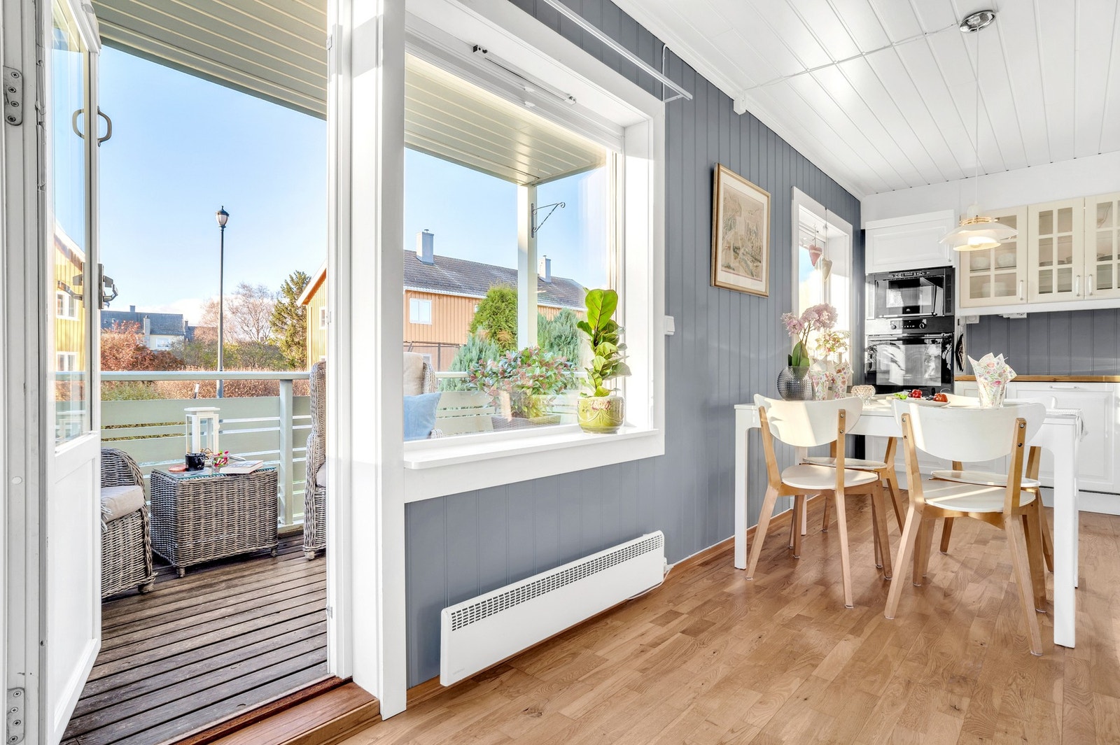 Fra stuen har du direkte utgang til leilighetens balkong og terrasse. Galleribilde