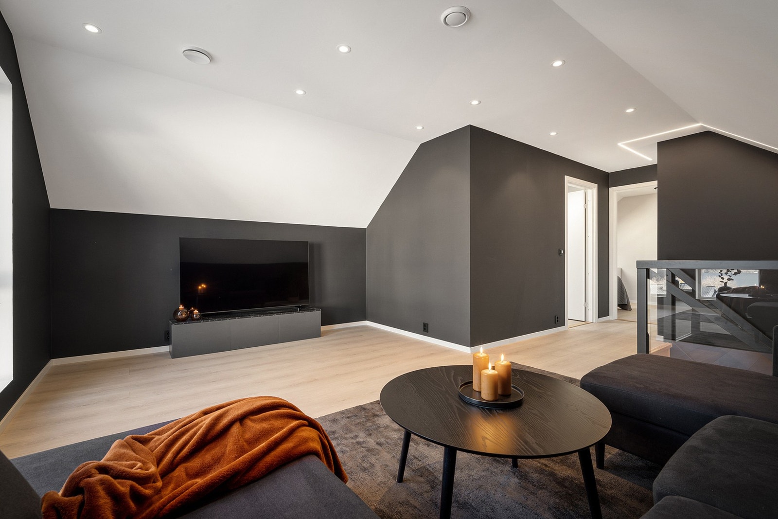 Downlights og ledstripe i himlingen Galleribilde