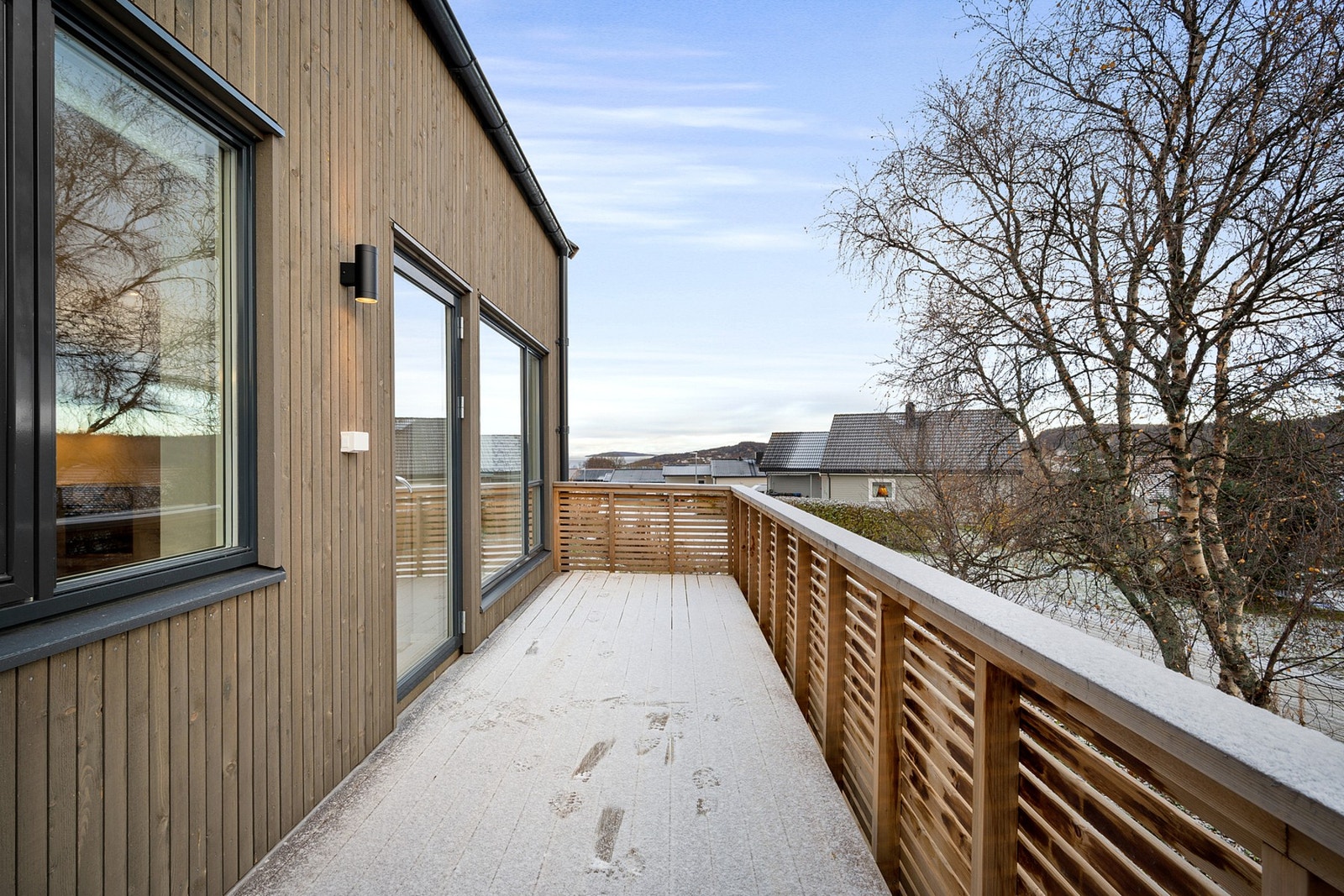 Fra stue/kjøkken er det utgang til veranda i front Galleribilde