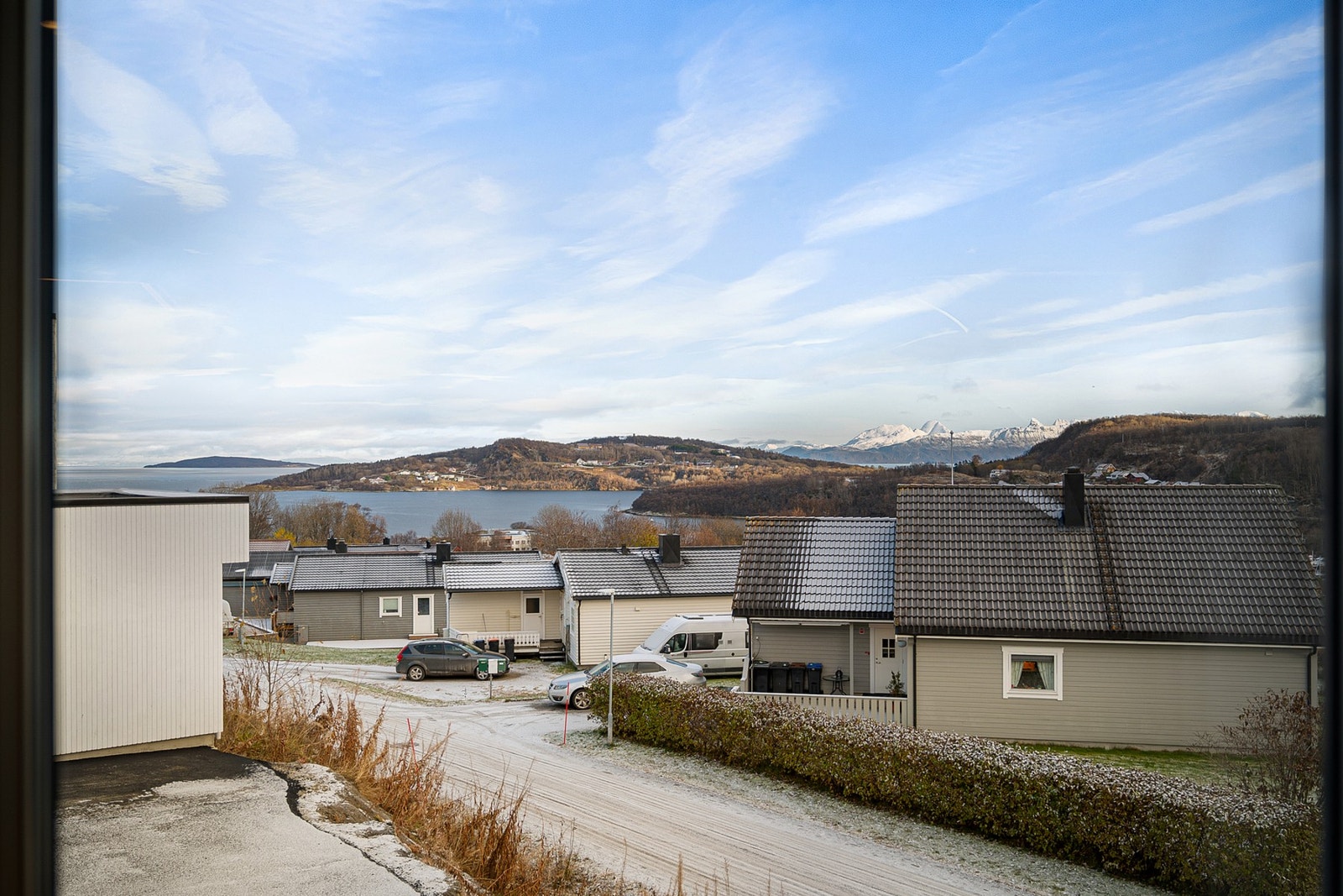 Utsikt mot nærområdet, hav og fjell Galleribilde