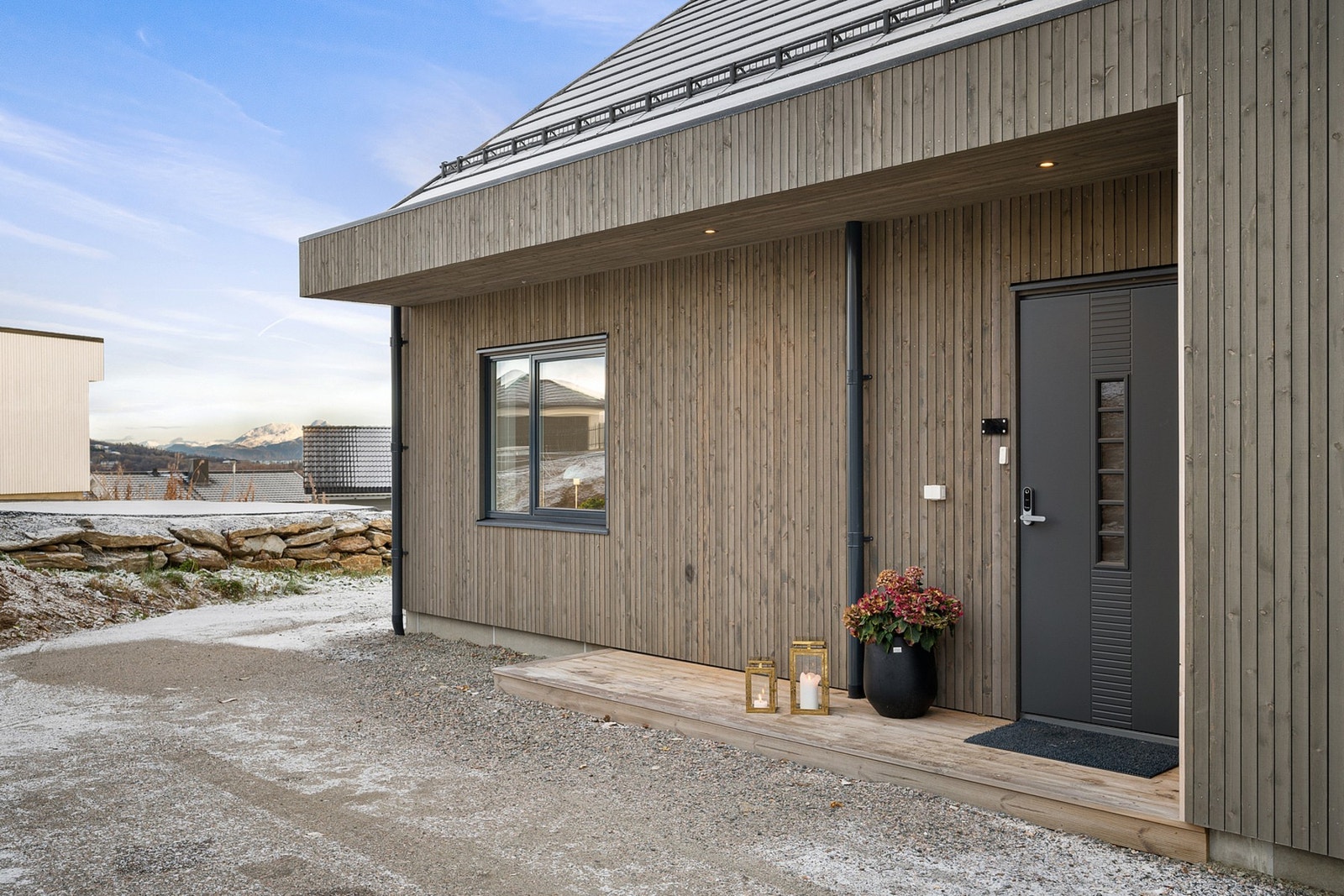 Overbygd inngangsparti med belysning Galleribilde