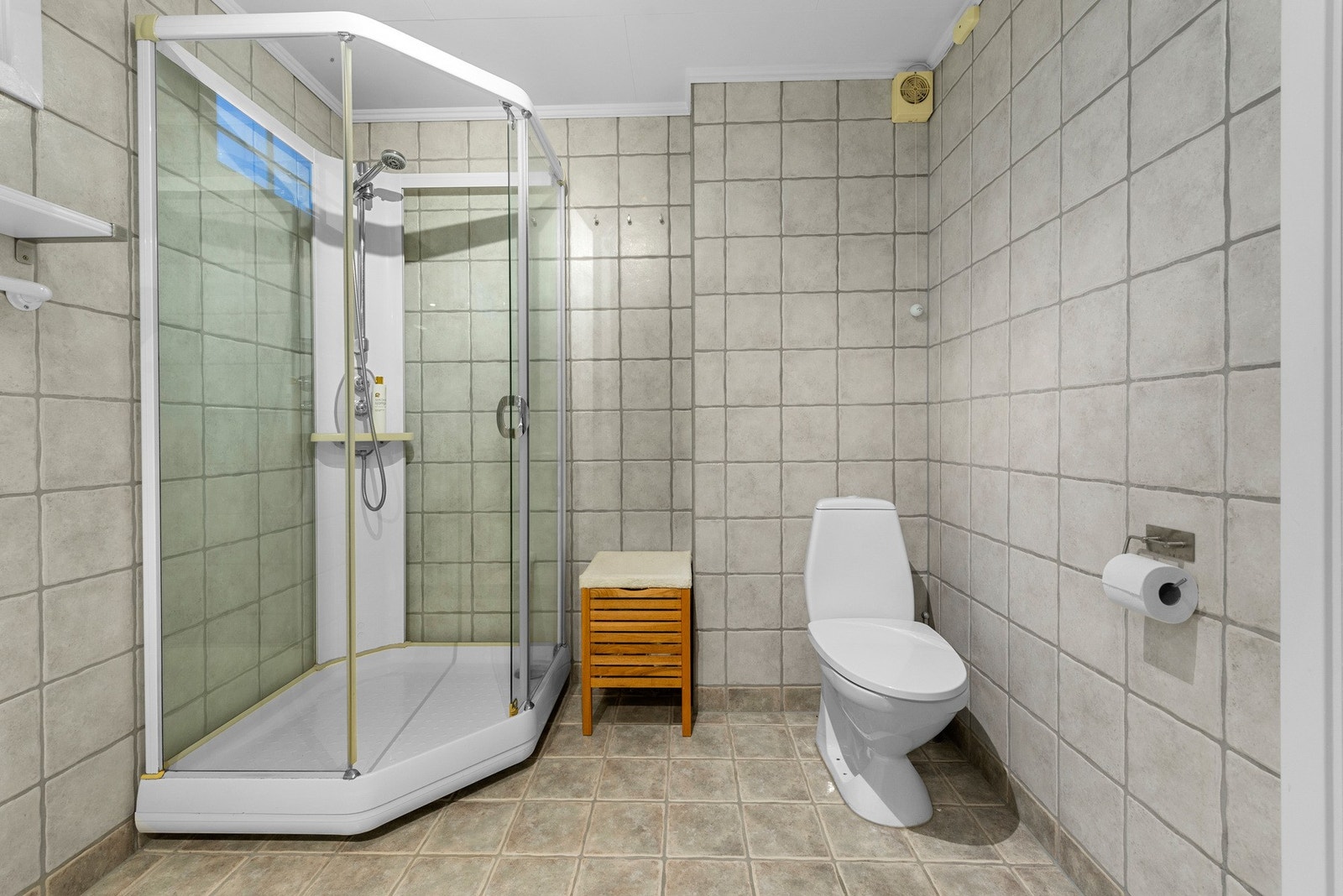 Også på badet i 2 etasje er det dusjkabinett for trygg avrenning av vann til sluk. Galleribilde