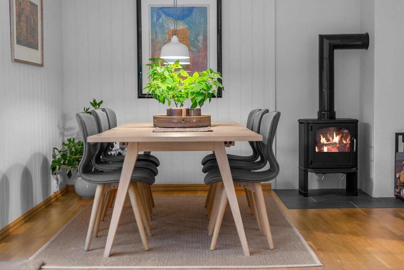 Peisovn på stua varmer effektivt og godt. Galleribilde