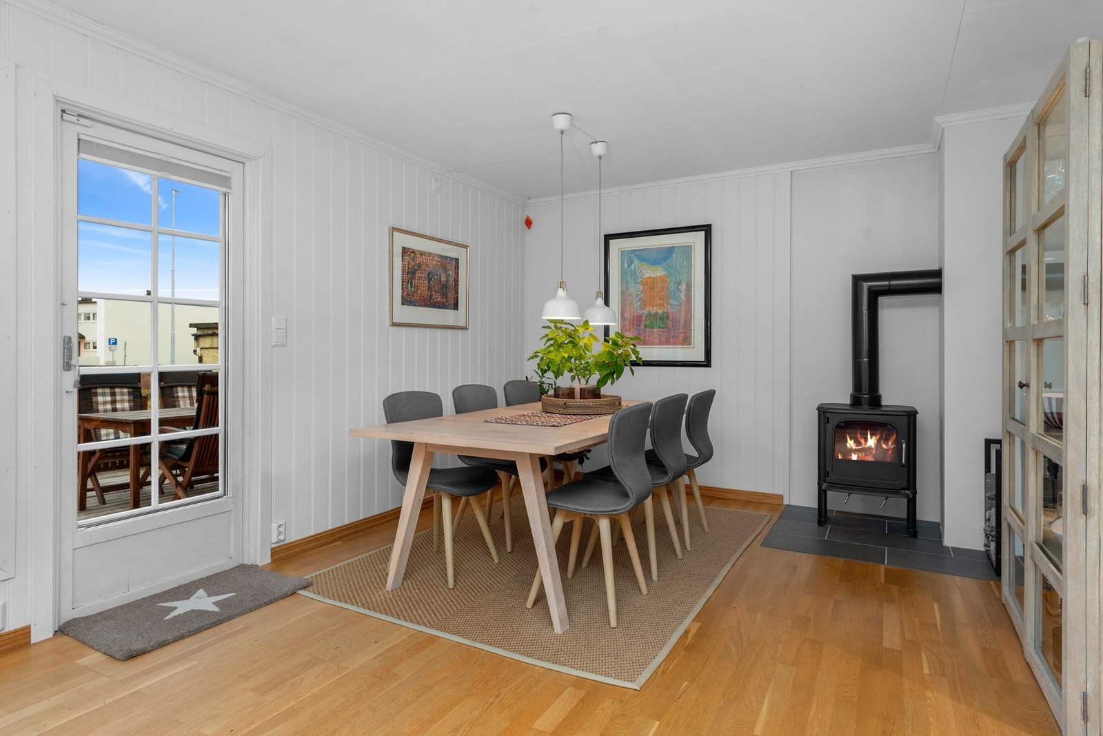 Stue/spisestue på totalt ca 30m2. Galleribilde