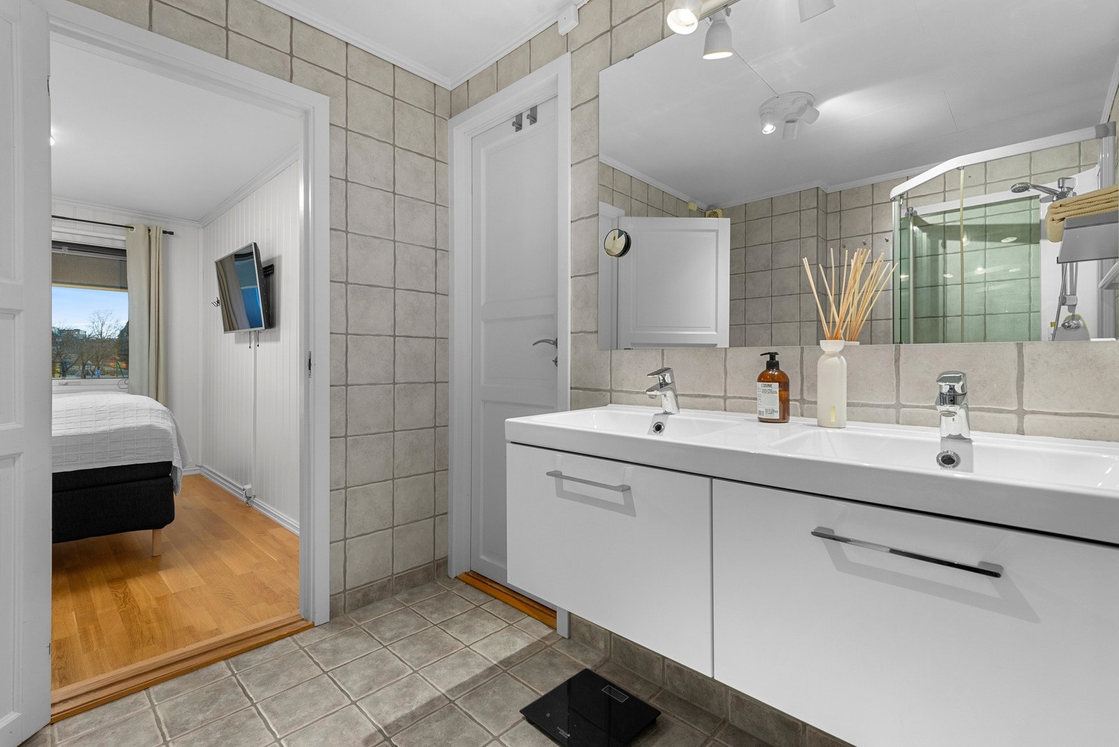 Badet i 2 etasje har direkte adkomst til hovedsoverom - badet er hele 6m2. Galleribilde
