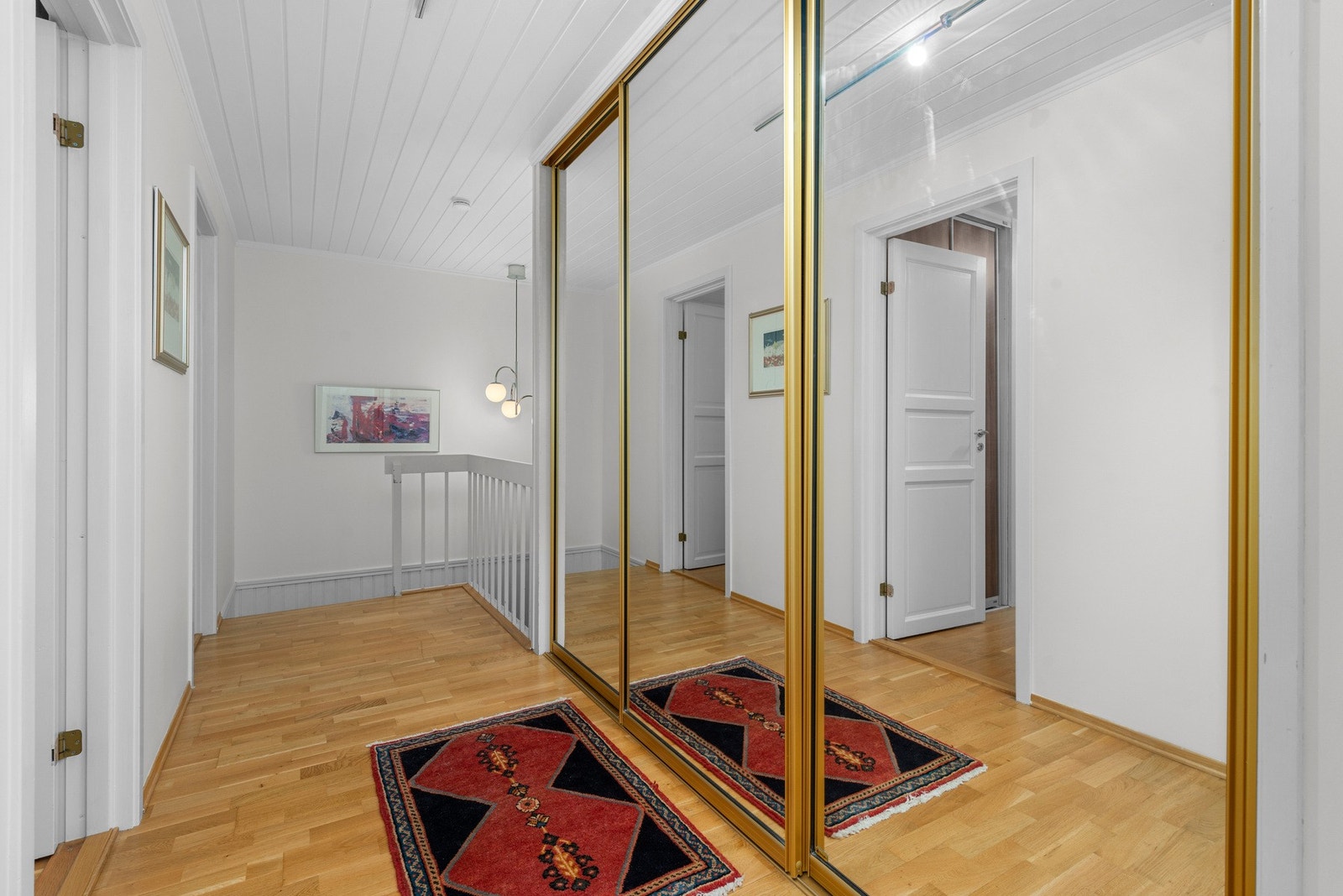 Gang i 2 etasje med stor garderobeplass Galleribilde