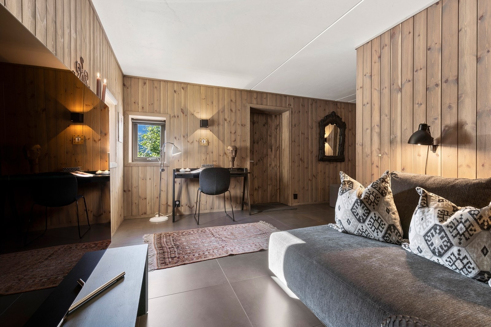 Kjellerstue og inngang til praktiske boder. Galleribilde