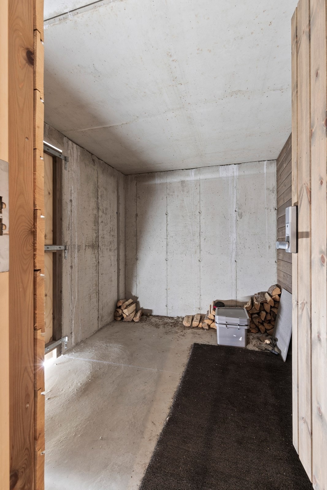 Praktisk bod i kjeller med inngang fra kjellerstue og fra terreng. Utover utebod er det i tillegg en meget stor bod under bakken. ( til høyre) Galleribilde
