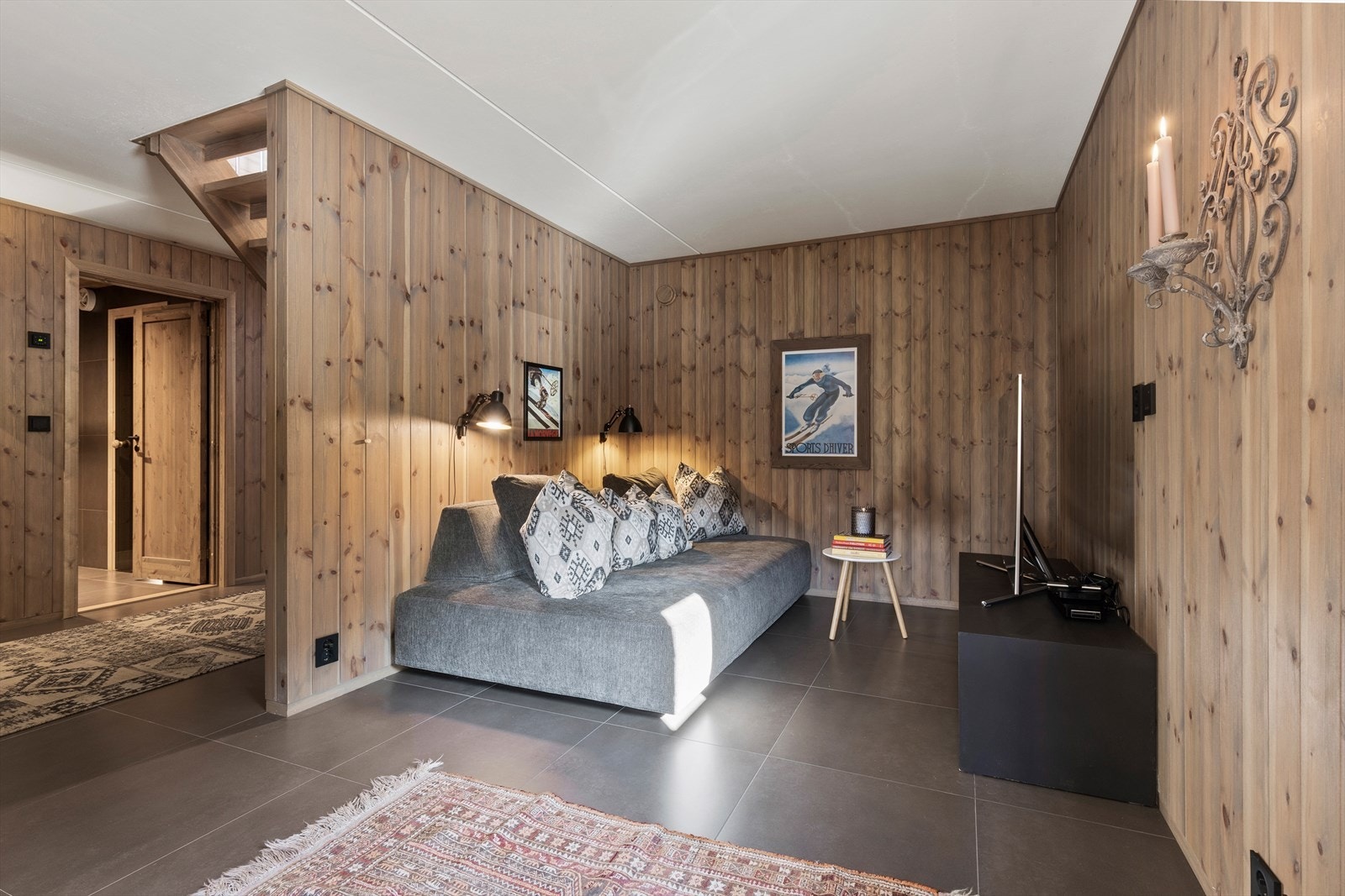 Kjellerstue som også kan benyttes som "soverom 5". Galleribilde