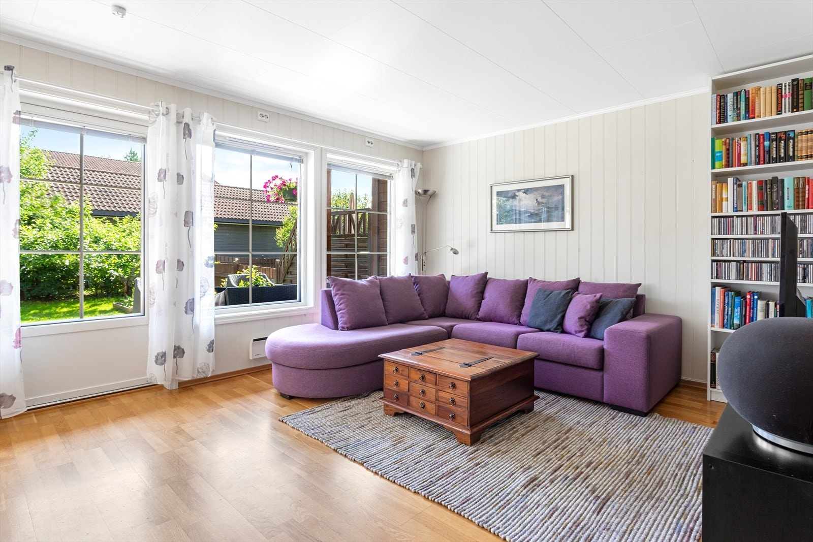 Stuen er romslig med god plass til sofagruppe og bord. Galleribilde