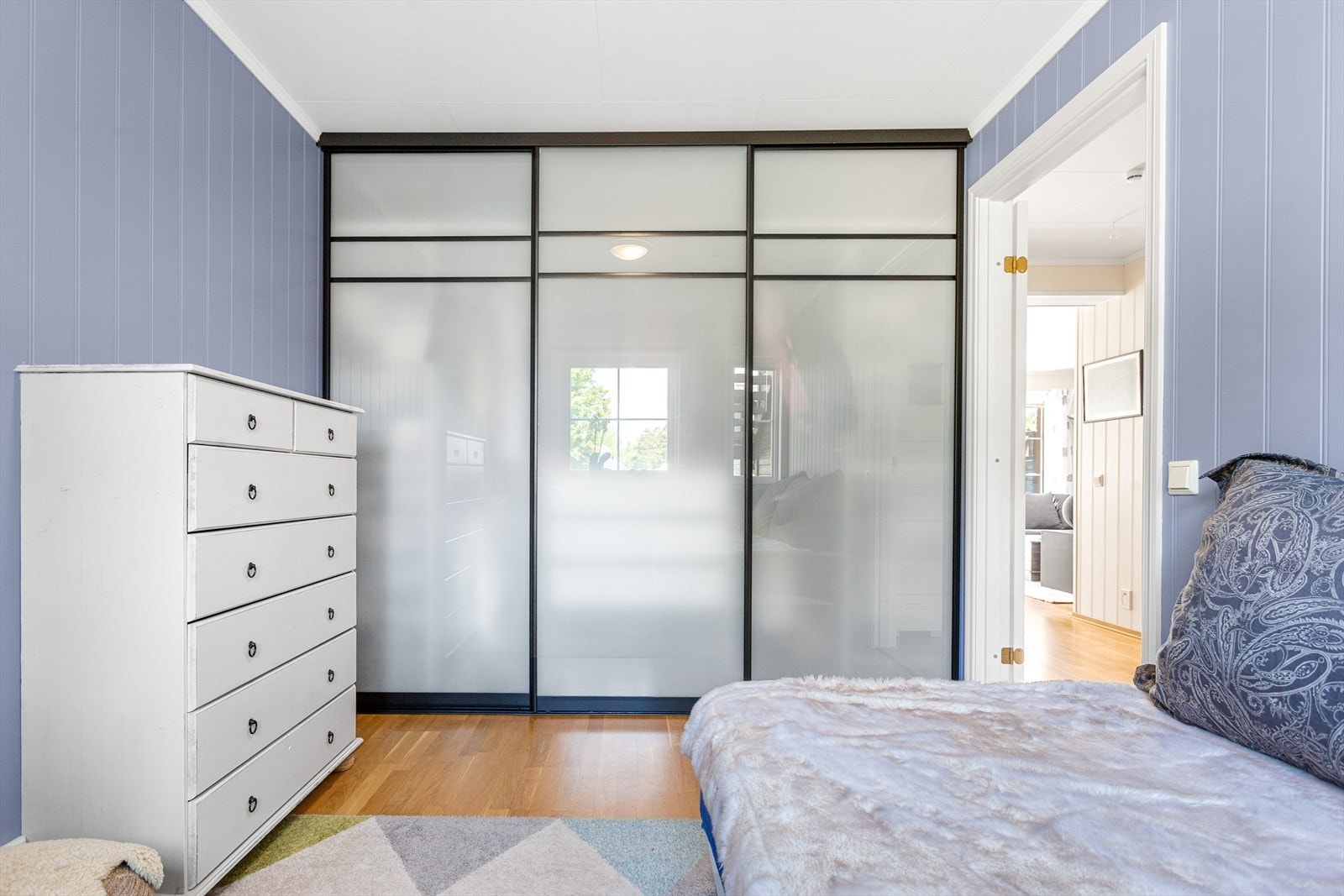 Soverom med skyvedørsgarderobe. Galleribilde
