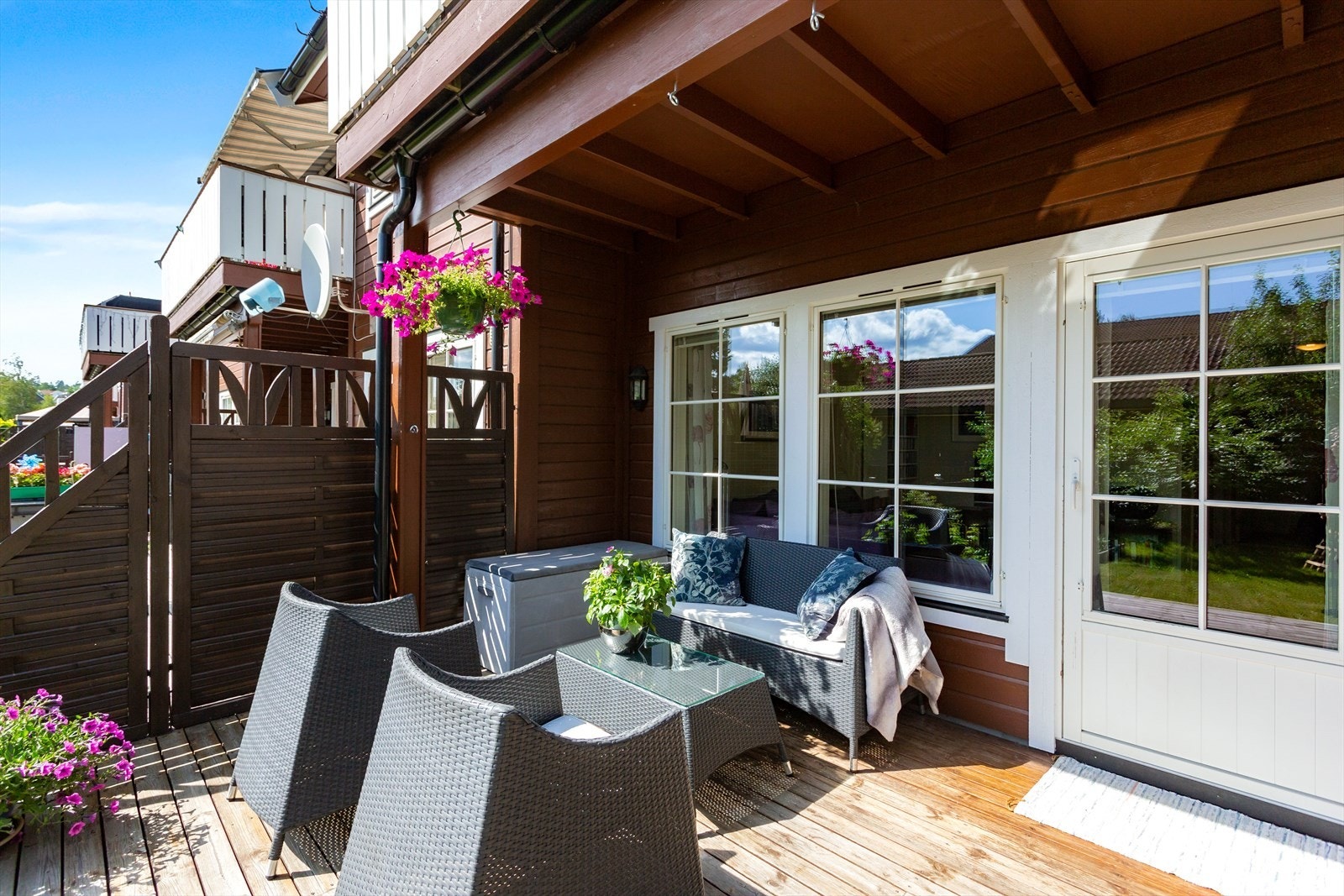 Terrassen har plass til utemøbler og grill, hvor man kan sitte under tak eller åpen himmel. Galleribilde
