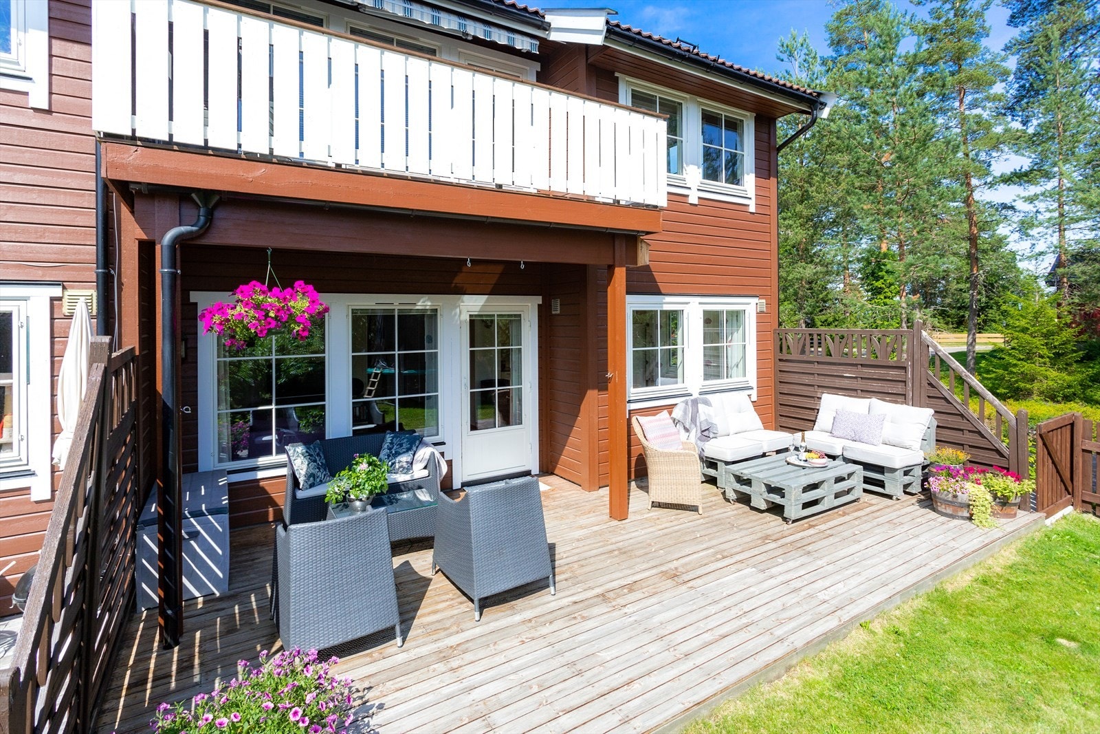 Stor terrasse med plass for ulike soner. Galleribilde