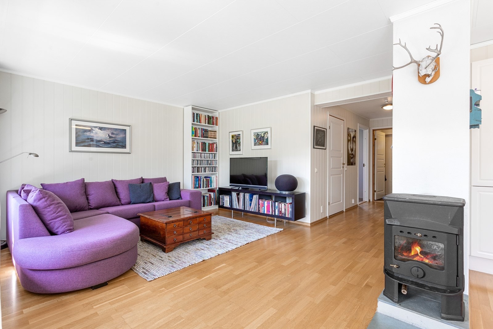 Stue med peis som varmer godt om vinteren. Galleribilde