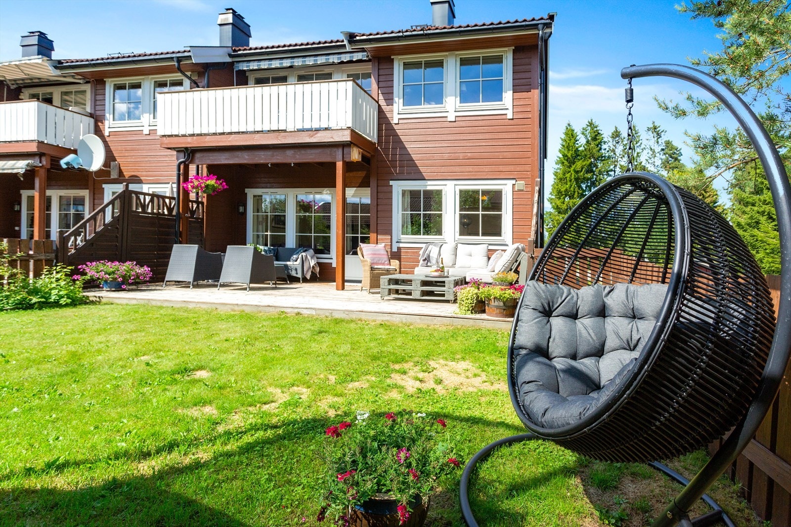 Boligen har en flott uteplass hvor man kan nyte varme sommerdager. Galleribilde