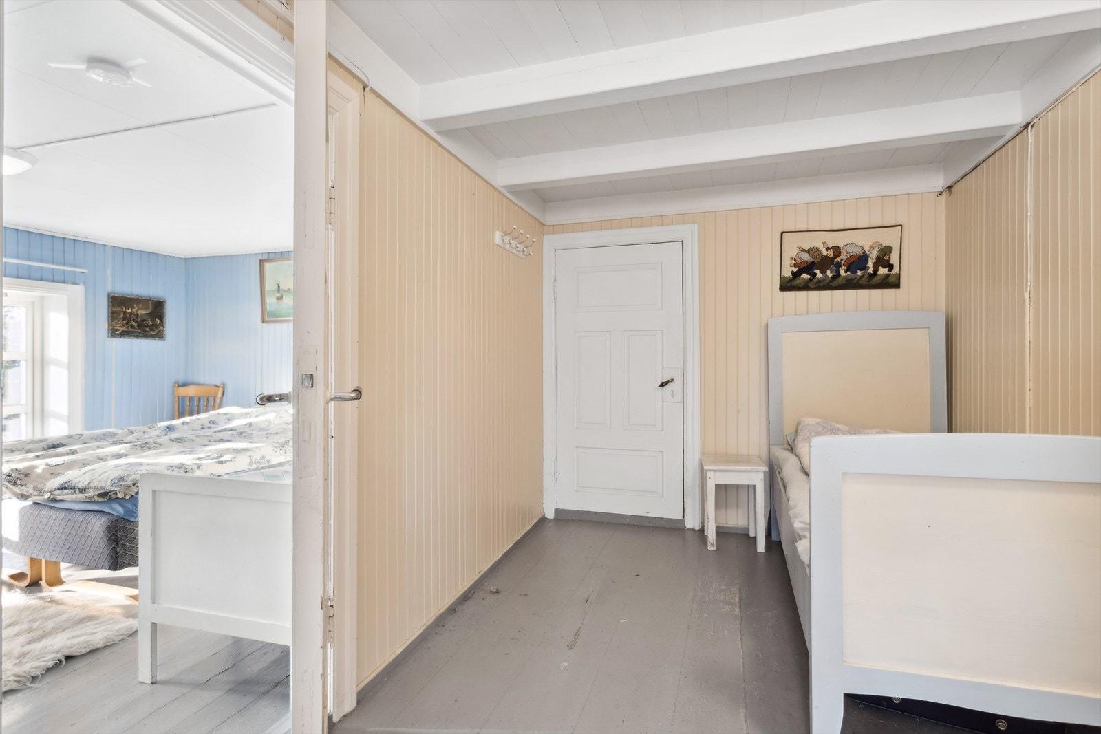 Romslig gang gir plass til f.eks ekstra soveplass for gjester, kontorstasjon eller garderobeskap Galleribilde