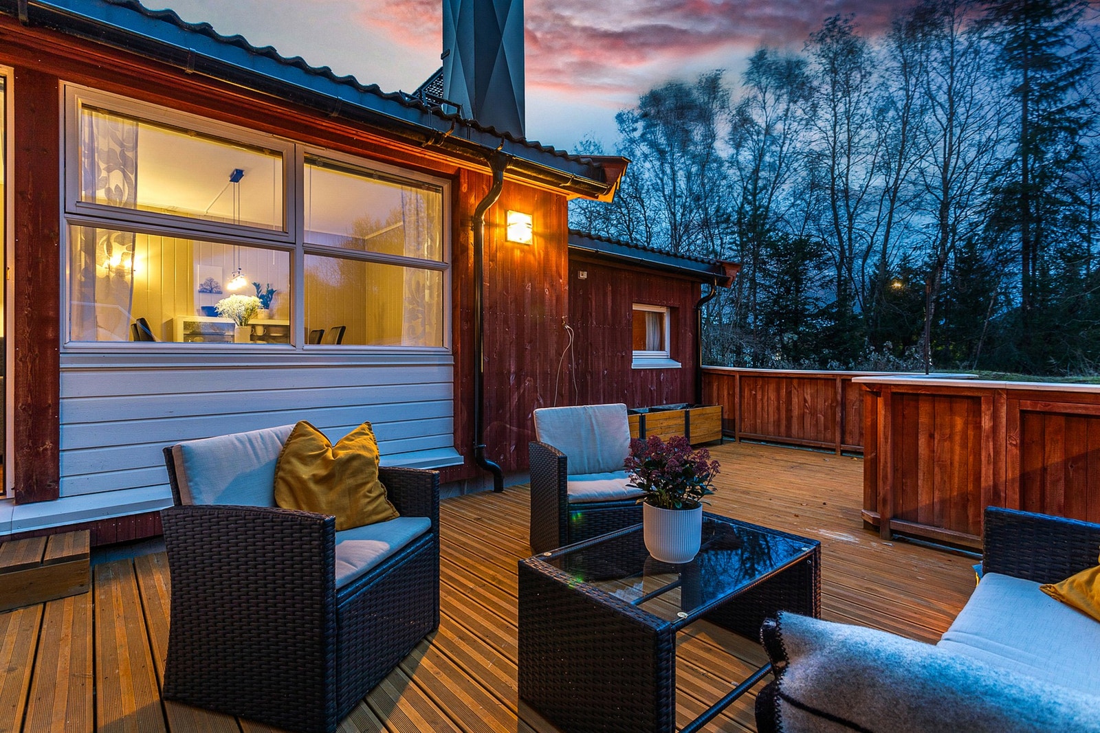 Terrassen er fra 2015 og har impregnerte terrassebord. Galleribilde