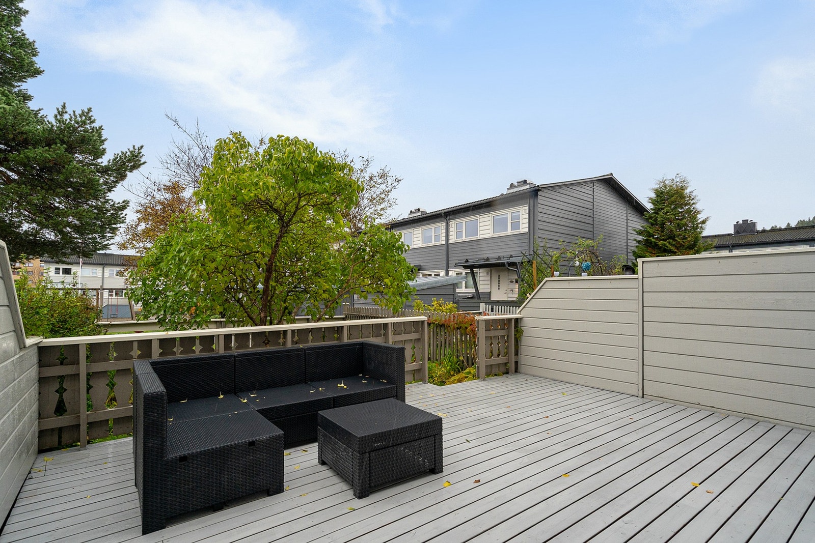 Sørvendt terrasse på 21 kvm med god plass til ønsket utemøblement. Galleribilde