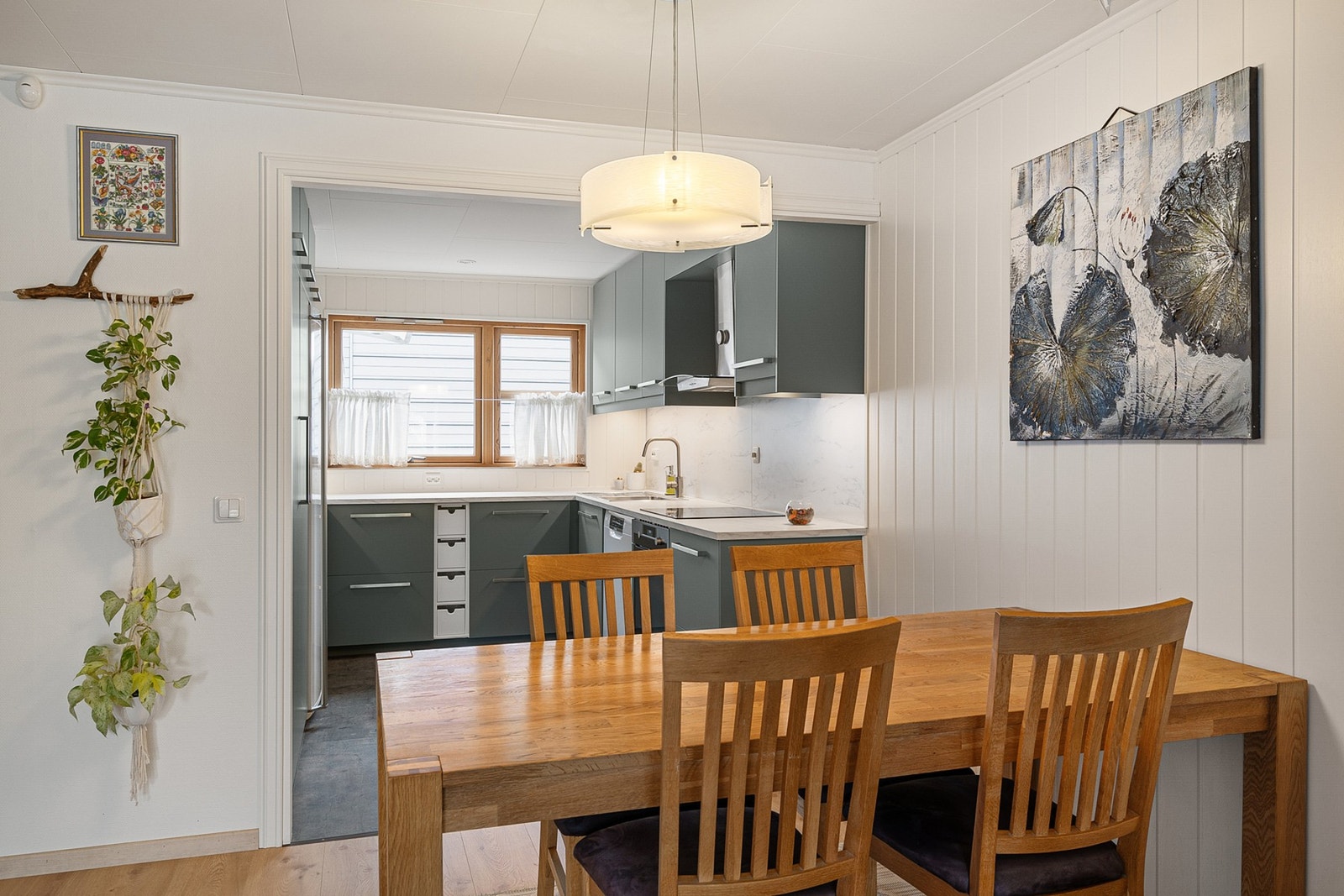 God plass til spisegruppe for hele familien i naturlig tilknytning til kjøkkenet. Galleribilde