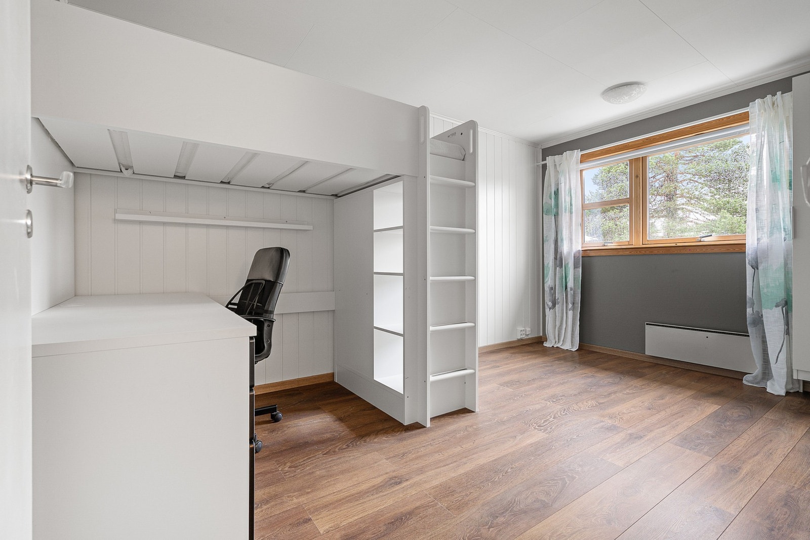 Lyst soverom på 11,5 kvm med god plass til ønsket møblement. Galleribilde