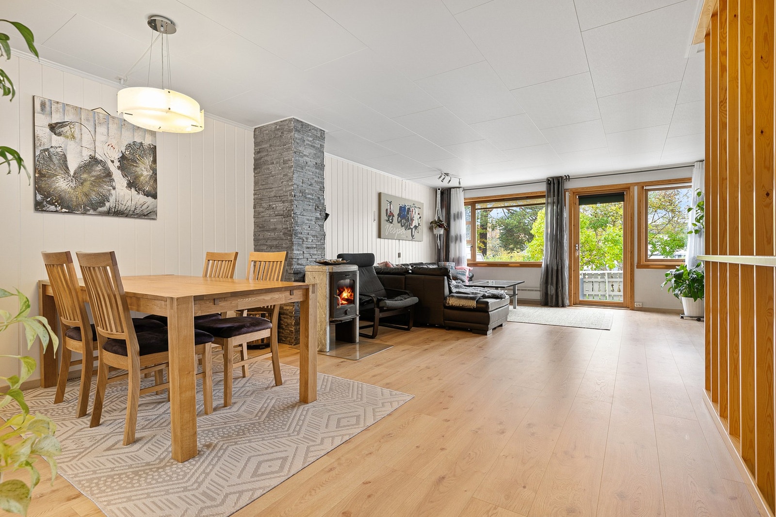 Boligen er betydelig oppusset og fremstår lys og innbydende med flotte farge- og materialvalg. Galleribilde