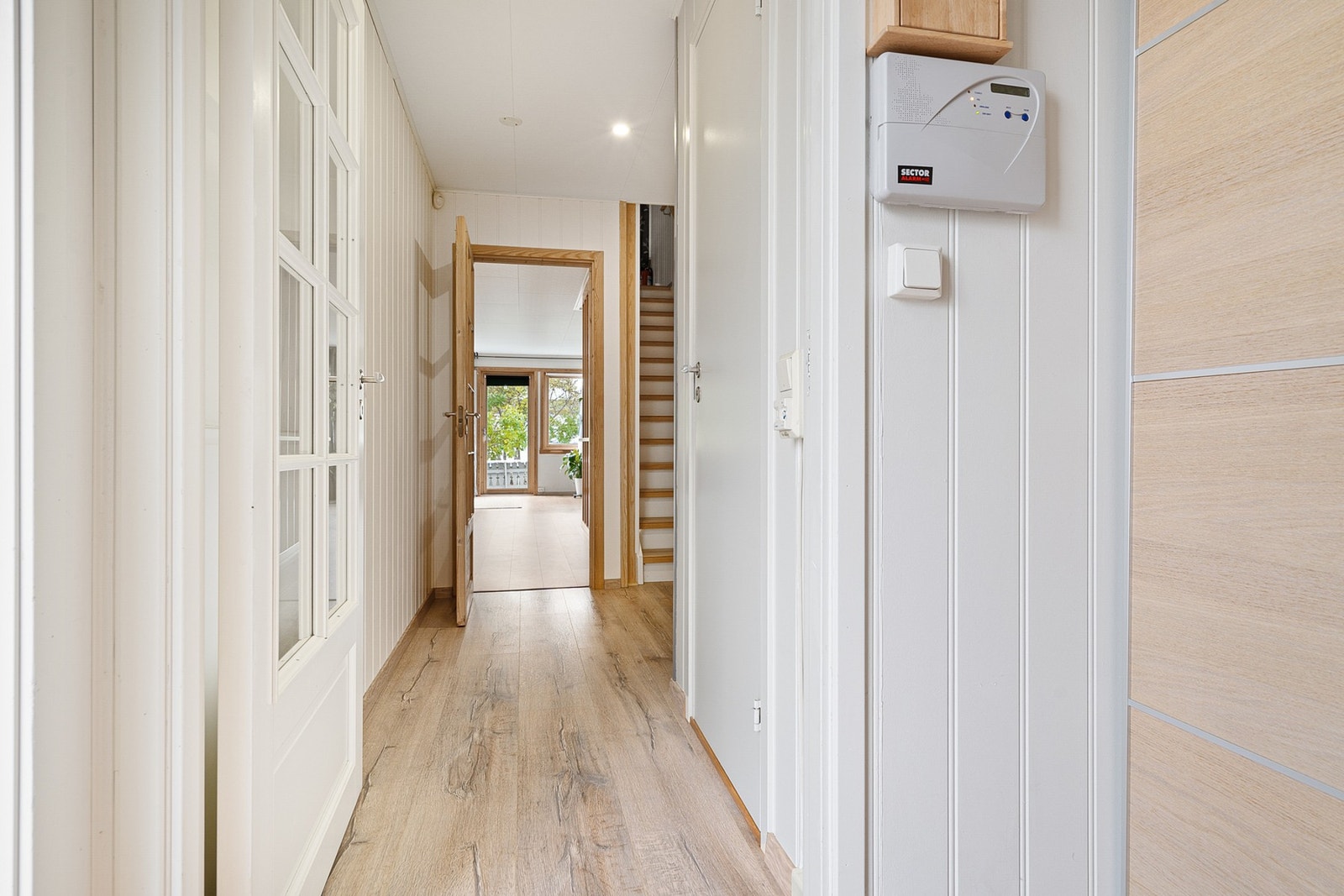 Lys og innbydende entré med praktisk skyvedørsgarderobe. Velkommen inn! Galleribilde