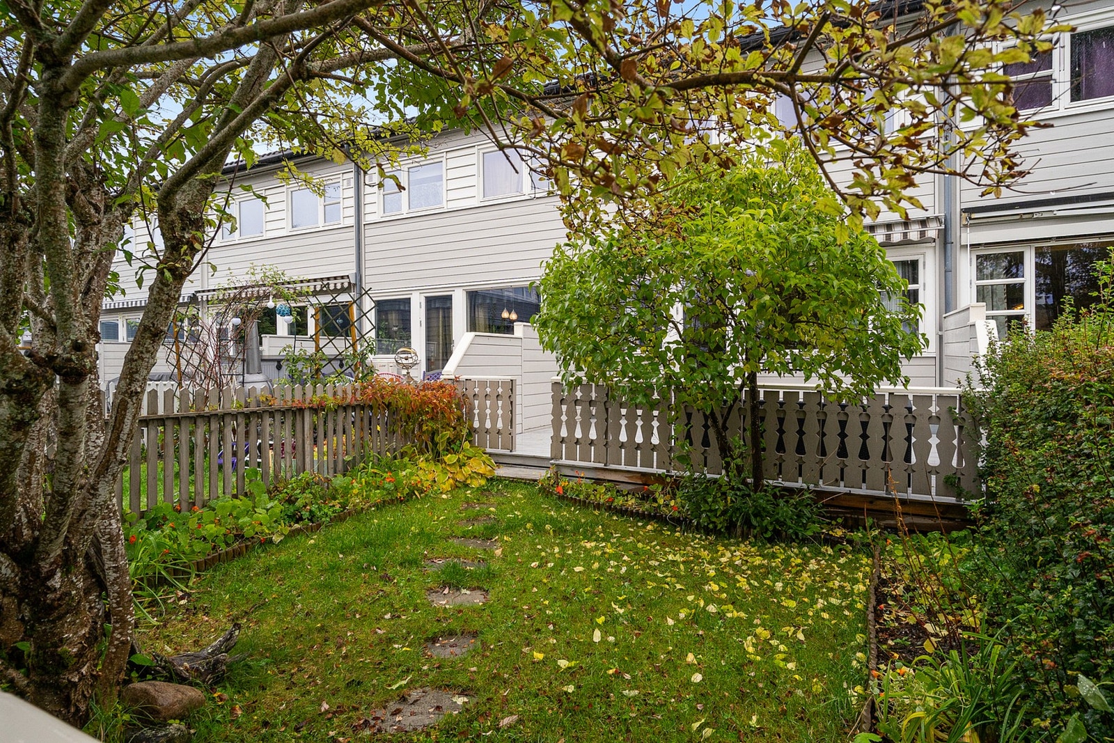 Boligen ligger fint til i feltet med gode solforhold. Galleribilde