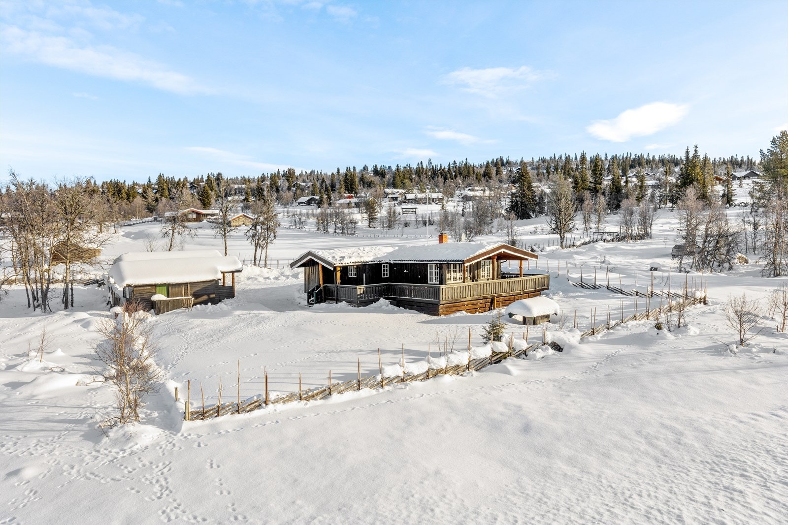 Eiendommen ligger solrikt og fint til i seterlandskapet mellom Trabelia camping og Trabelivegen. Galleribilde