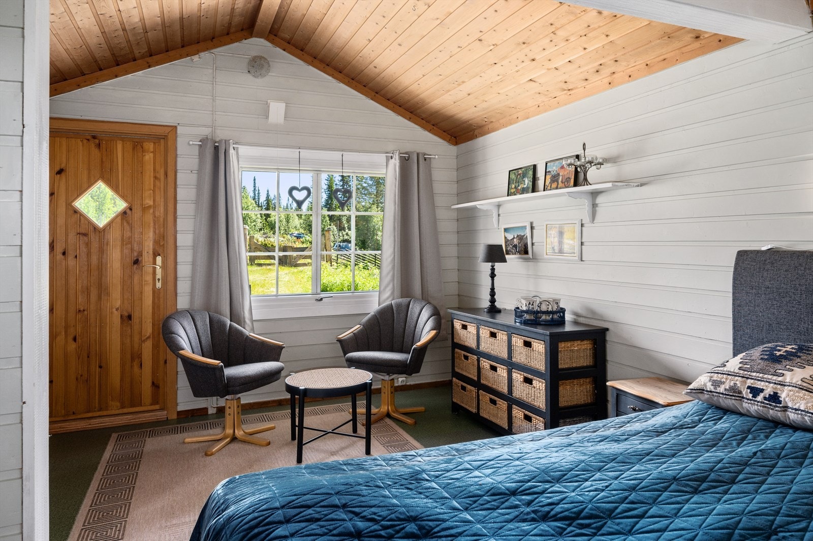 Lyst og trivelig anneks med mulighet for dobbeltseng, køyeseng og liten sittegruppe. Galleribilde