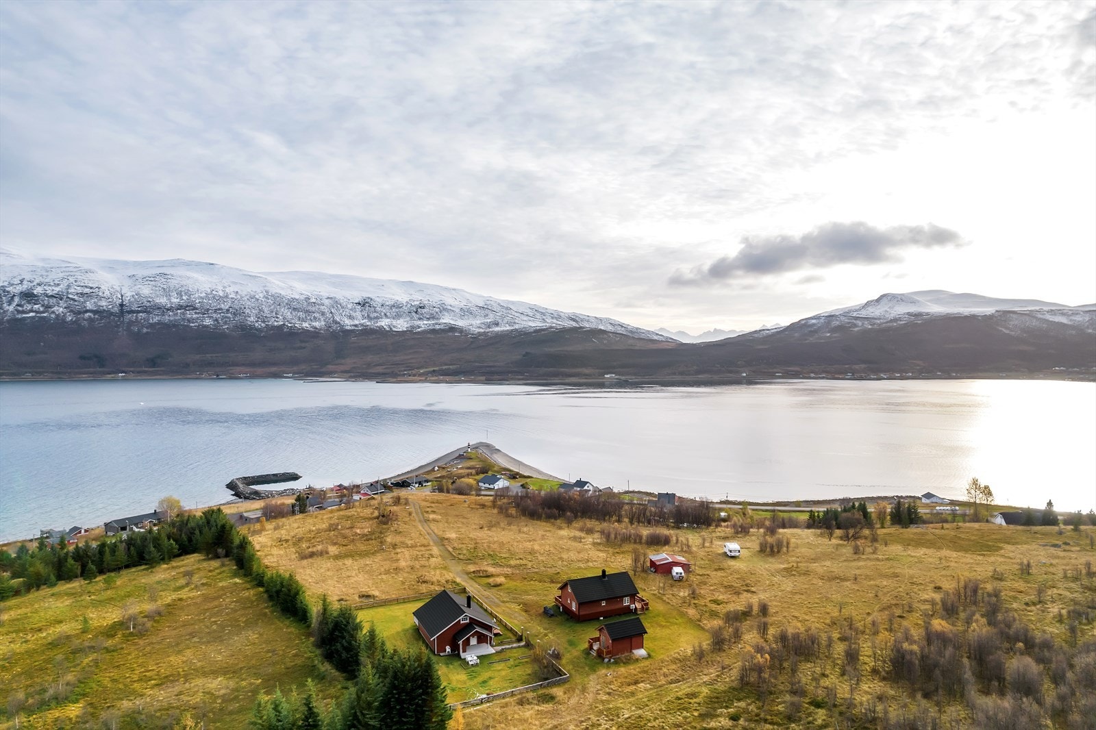 Vegen opp til hytta skal gruses opp til våren. Denne eiendommens andel av kostnaden dekkes av selger. Galleribilde