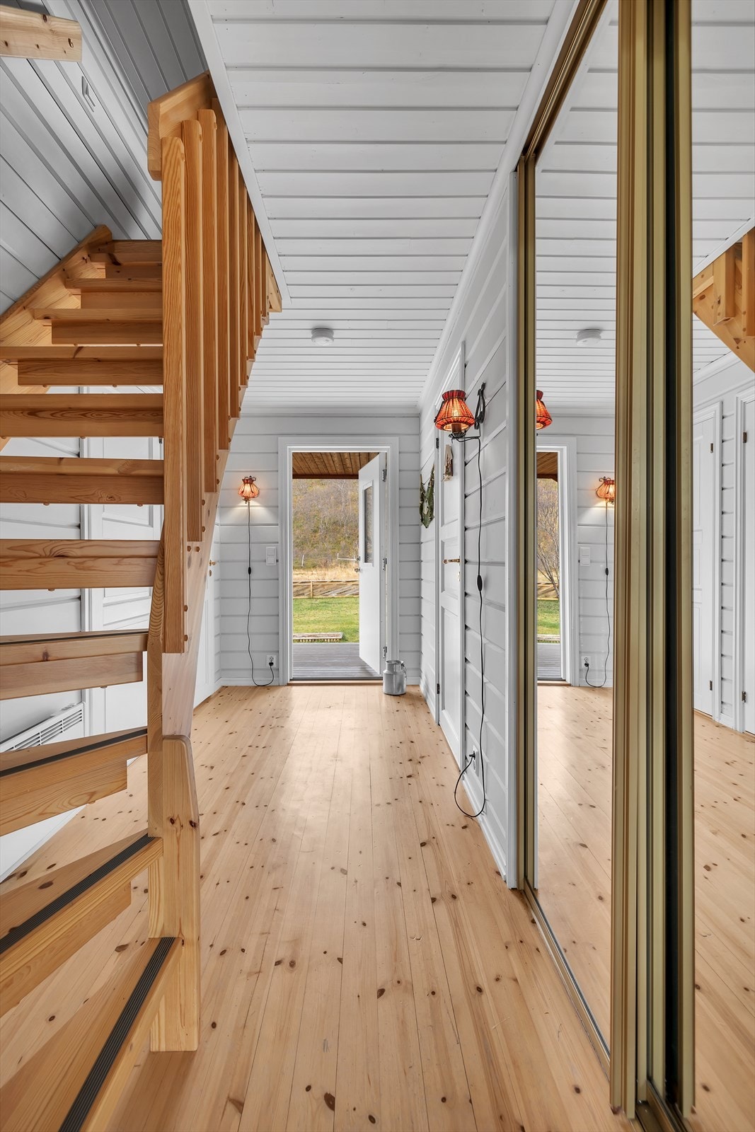Ved inngangen har man terrasse og fint opparbeidede uteområder Galleribilde