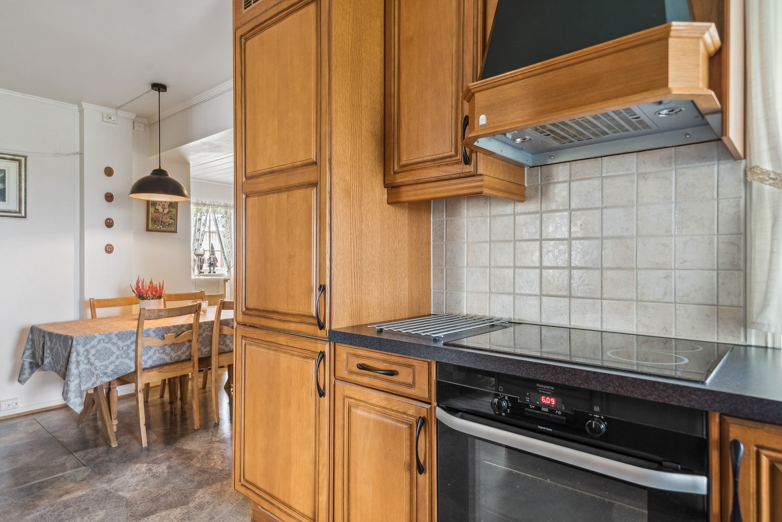 Kjøkken med spiseplass våninghus Galleribilde