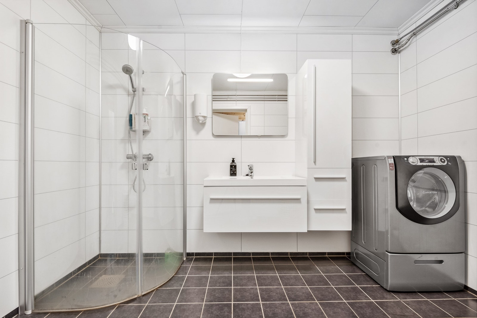 Bad med vaskemaskin viltkjøkken Galleribilde