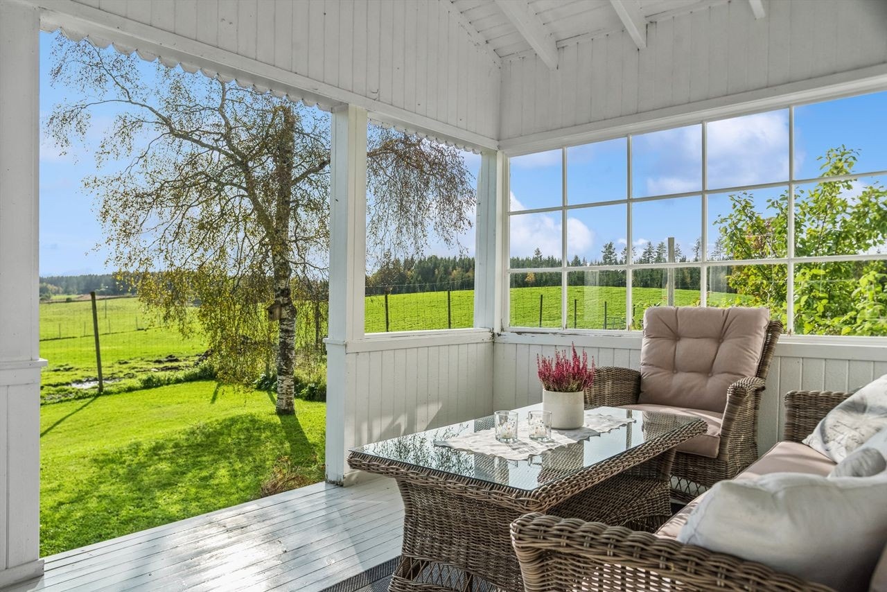 Delvis innglasset veranda våningshus Galleribilde