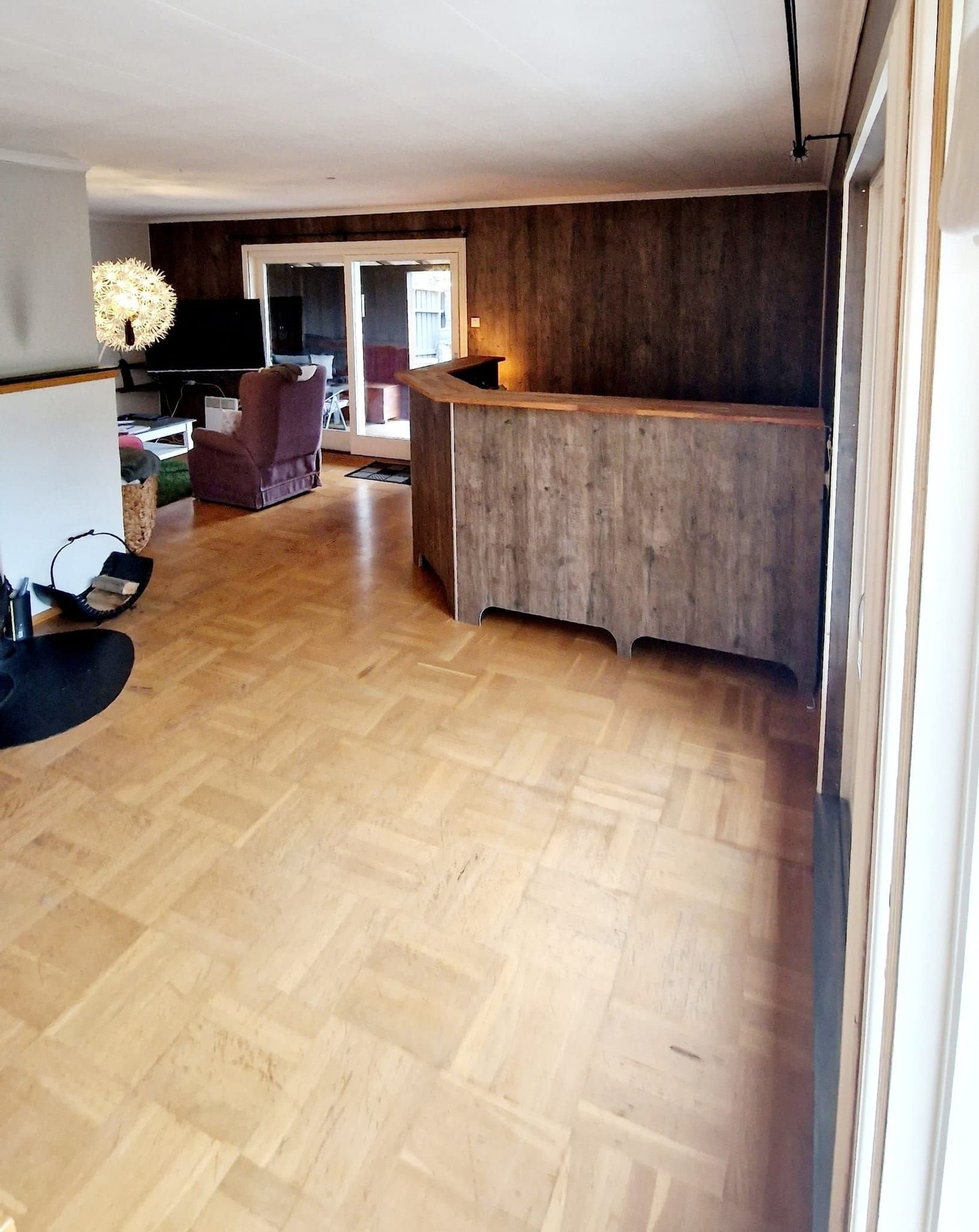Stua. Baren er ikke fast montert og kan enkelt fjernes om det er ønskelig ta vi bort baren. Galleribilde