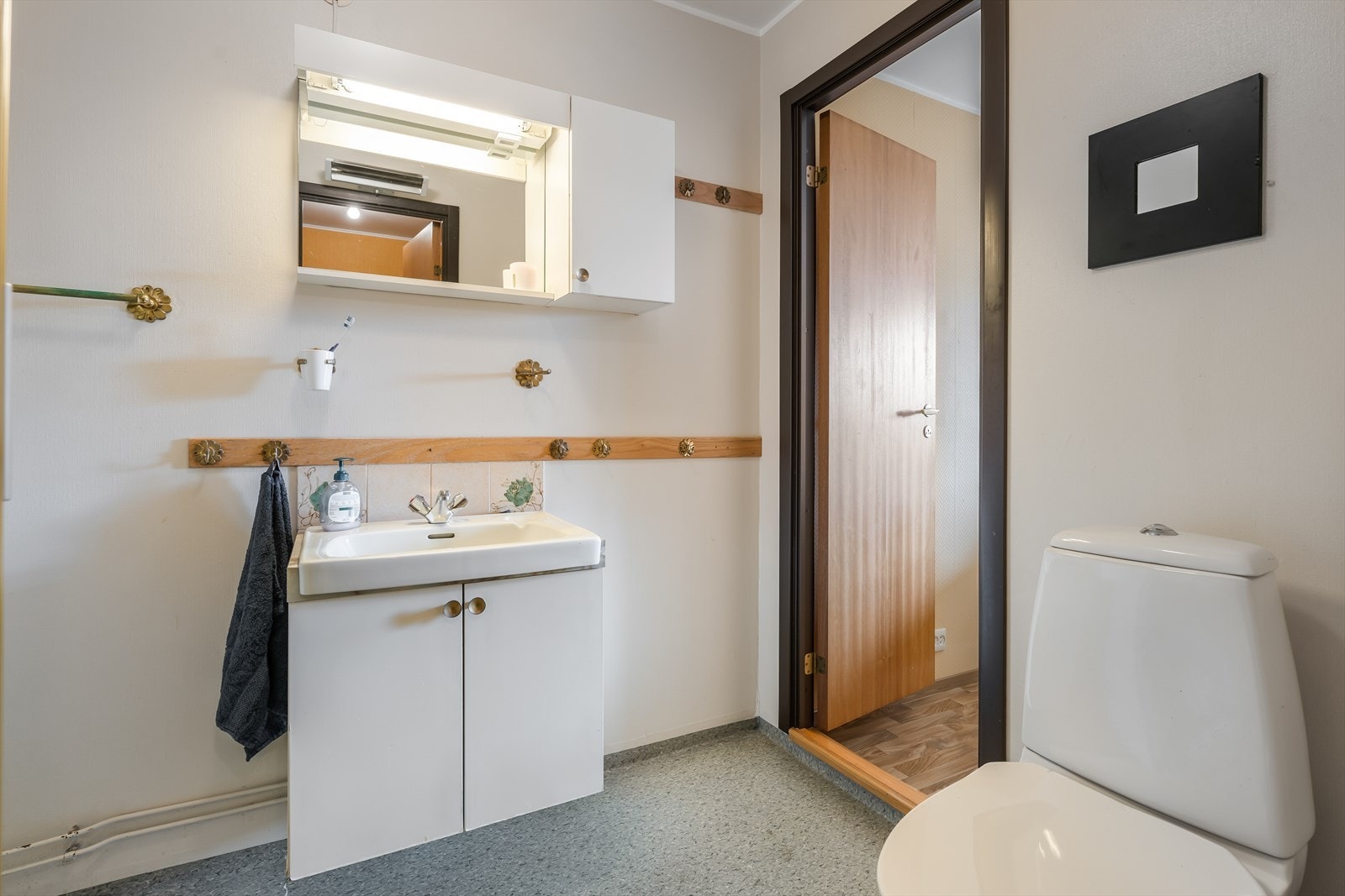 Boligens bad er av eldre standard og ligger i 2. etasje, utstyrt med toalett og nyere dusjkabinett, samt servantskap med nedfelt servant. Galleribilde