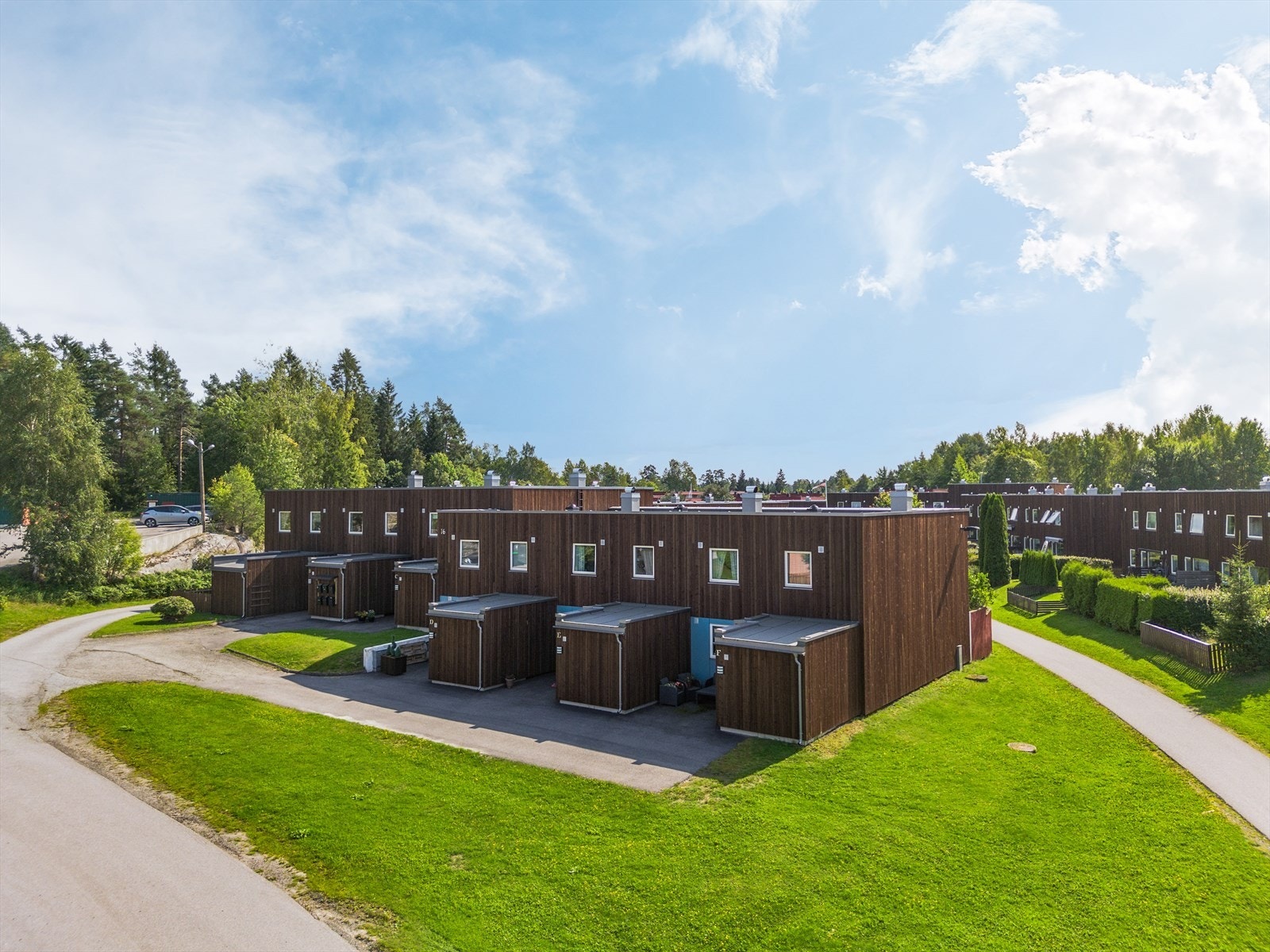 Boligen ligger i rolig gate, med lite trafikk og nærhet til dagligvareforretninger, barnehager og skoler, samt idrettsanlegg. Galleribilde