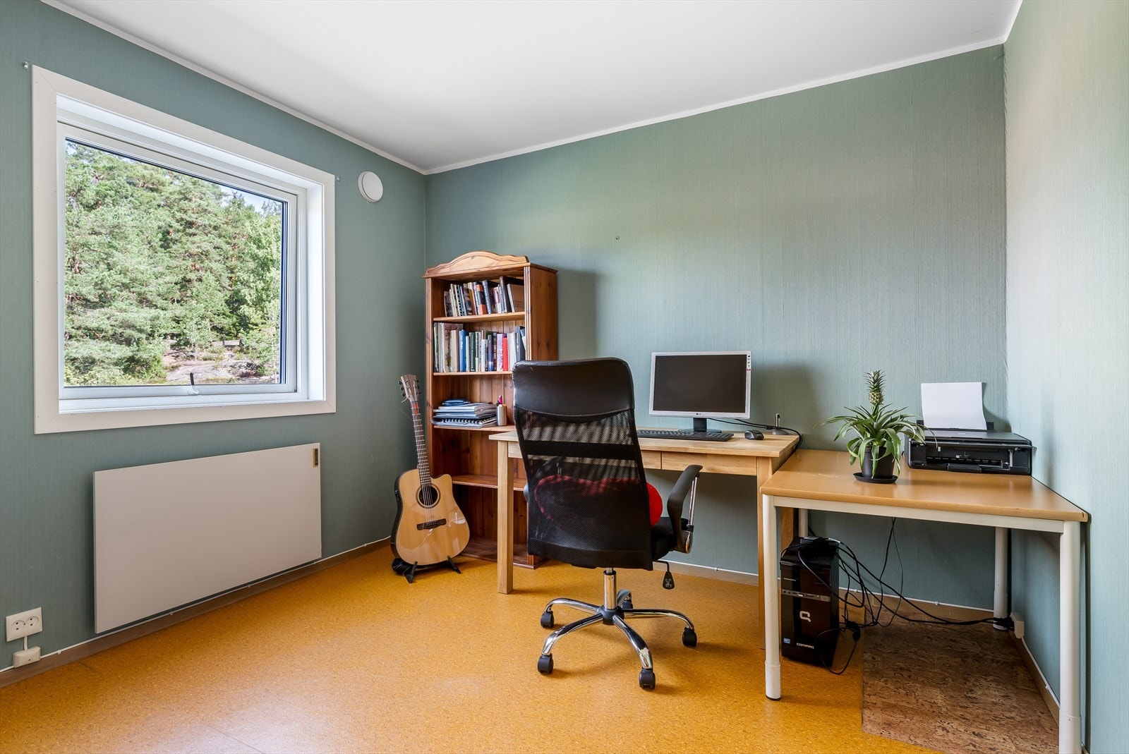 Det ene soverommet benyttes i dag som kontor. Overflater på soverom består av vinylbelegg på gulv og malt strietapet på vegger. Galleribilde