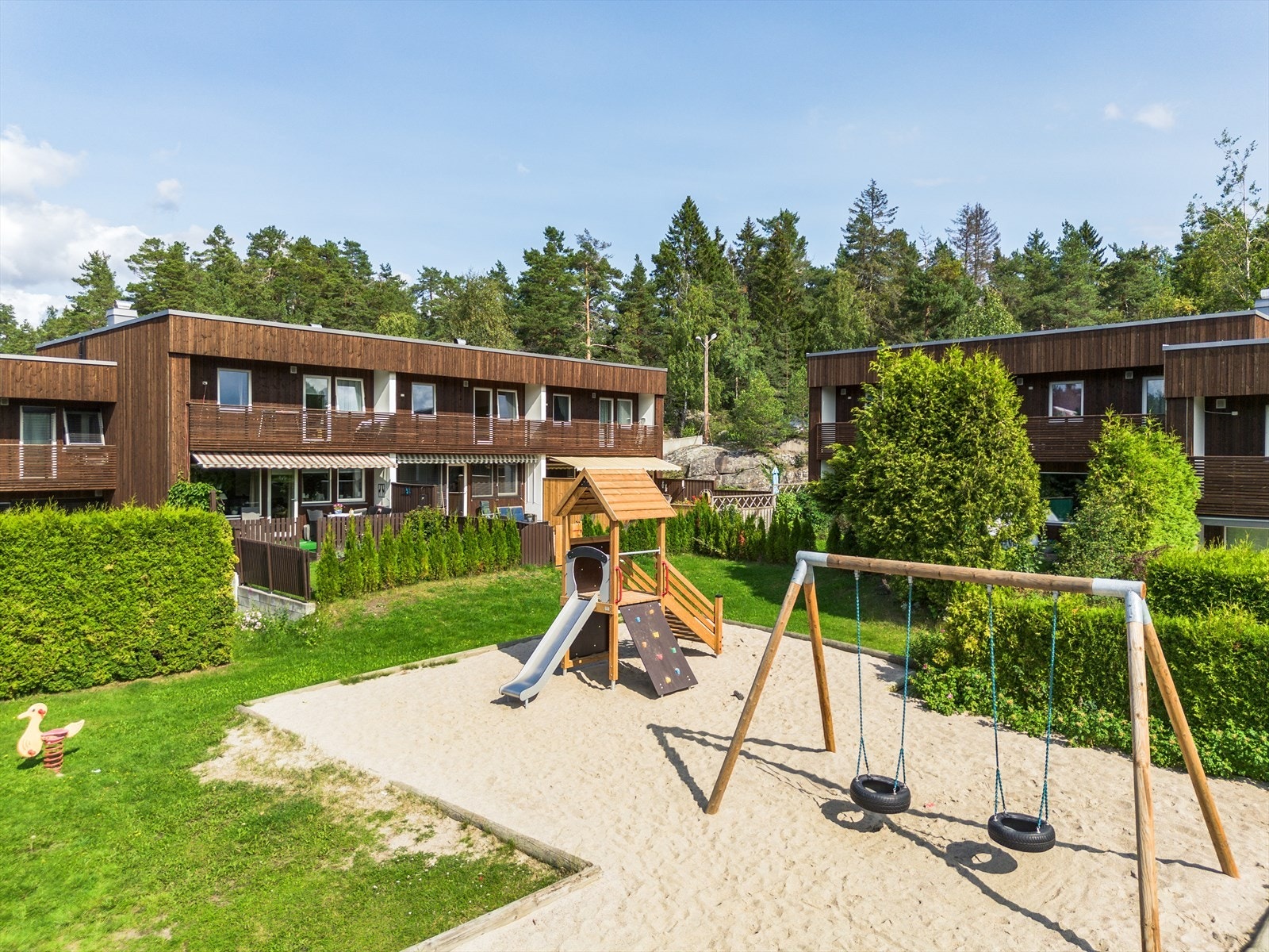 Området har for øvrig gode bussforbindelser og nærområdet byr på flere flotte tur- og rekreasjonsområder i populære Gulsetmarka! Galleribilde