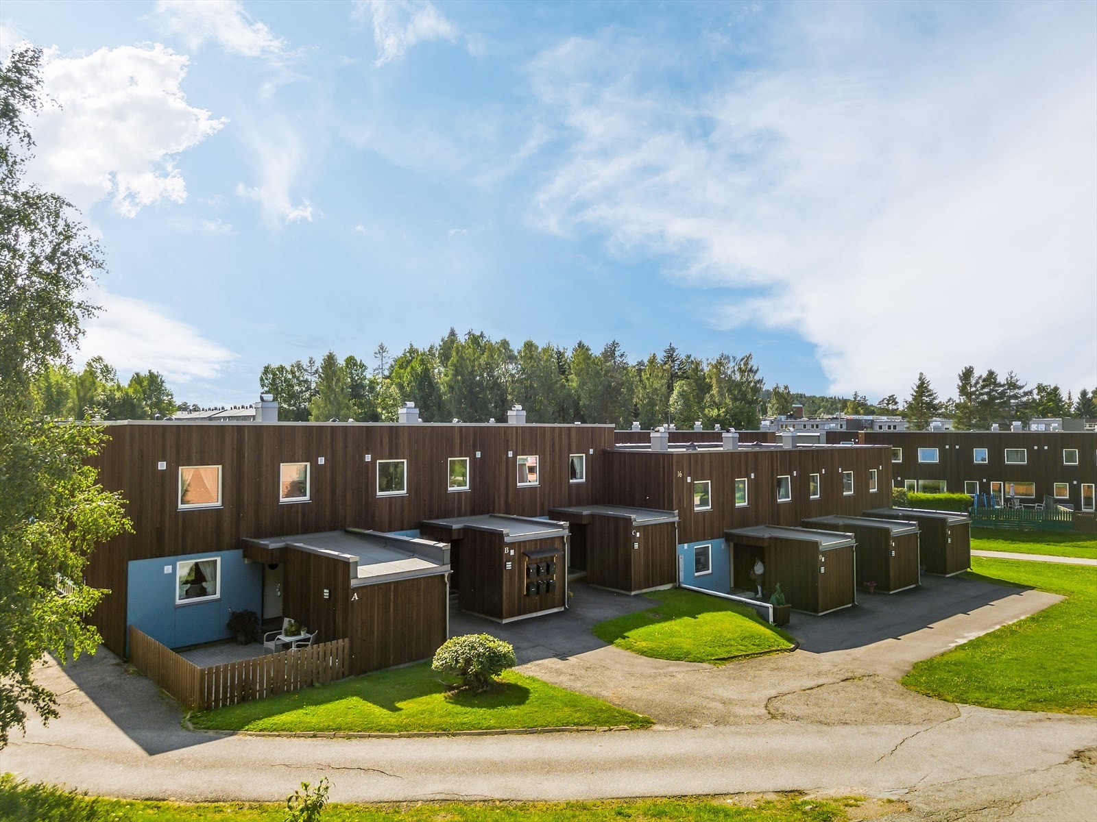 Borettslagets tomt er pent opparbeidet med felles grøntområder og asfalterte, felles parkeringsplasser. Borettslaget har 10 ladepunkter for elbil. Galleribilde
