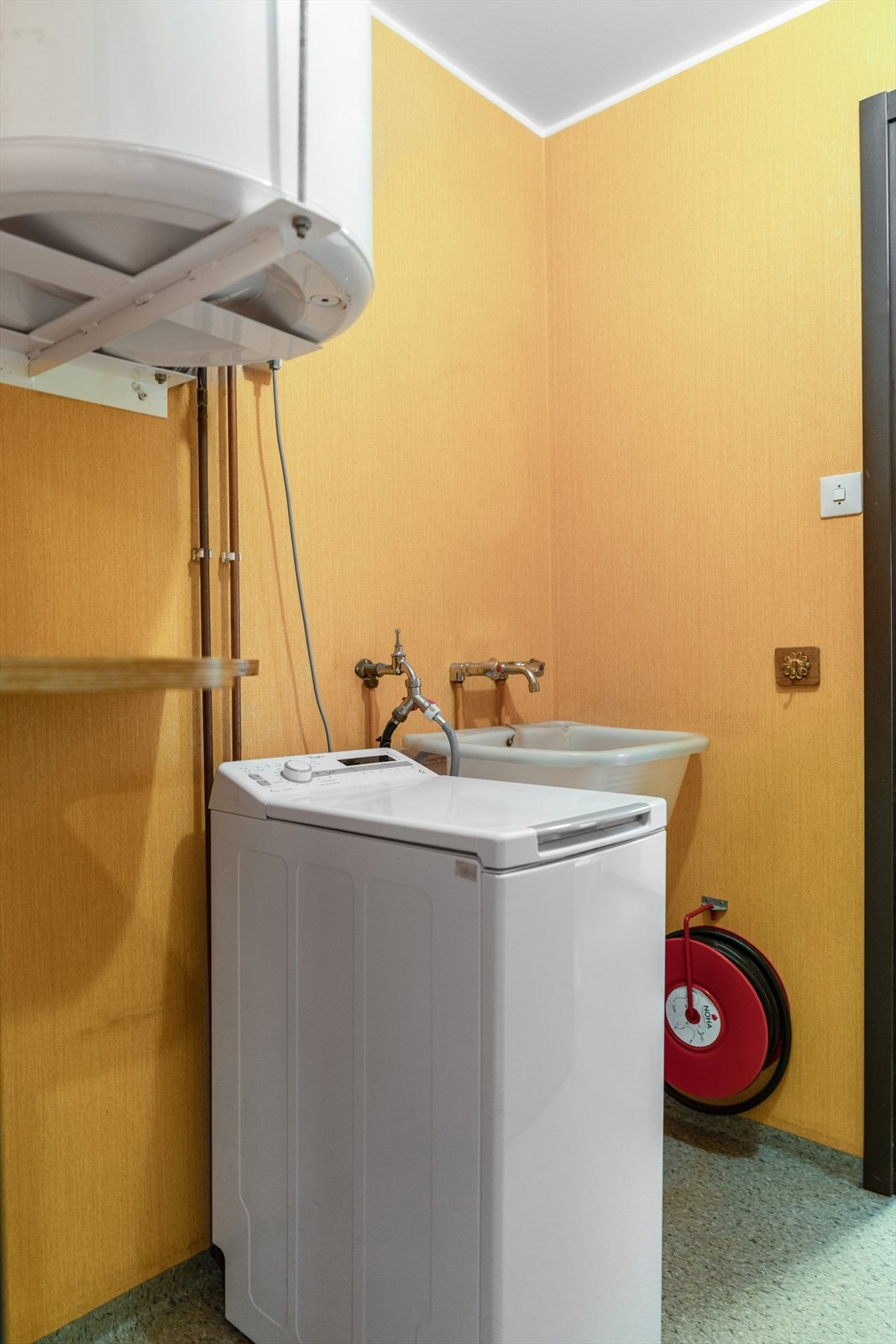 Eget, praktisk vaskerom av eldre standard, tilliggende badet. Vaskerommet er utstyrt med utslagsvask og opplegg for vaskemaskin. Galleribilde