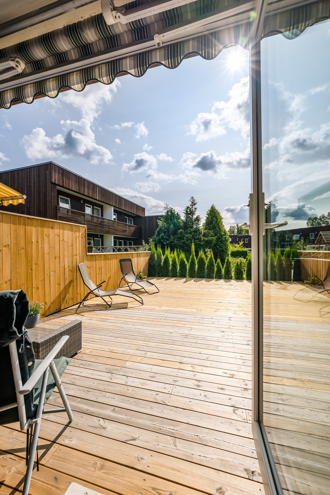 Fra stuen er det etablert utgang til en stor og deilig, sydvendt terrasse med gode solforhold. Terrassen er oppført i impregnert tre i 2023. Galleribilde