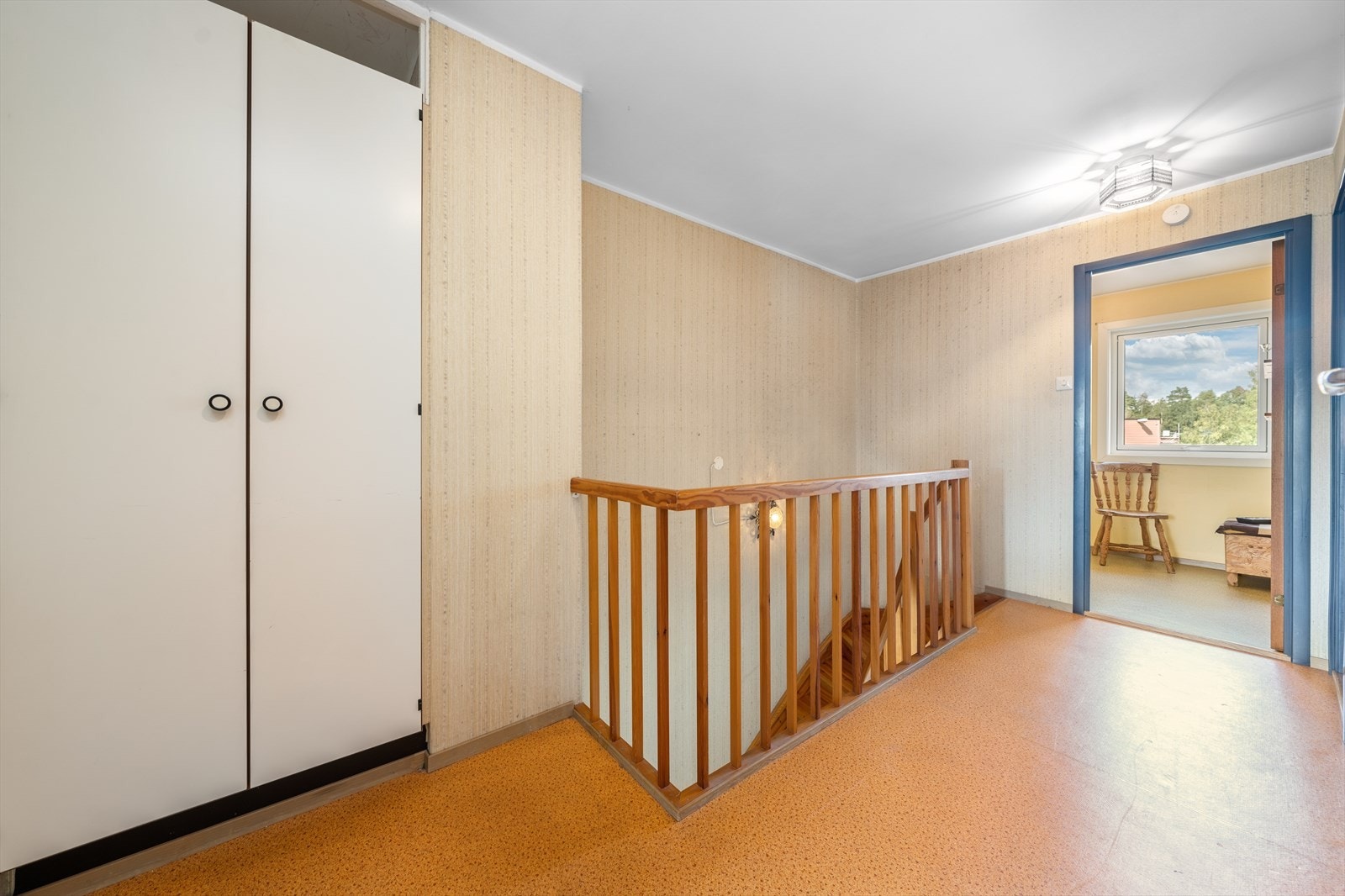 Romslig trappegang i boligens 2. etasje, utstyrt med garderobeskap. Fra trappegangen er det videre adkomst til vaskerom og boligens fire soverom. Galleribilde