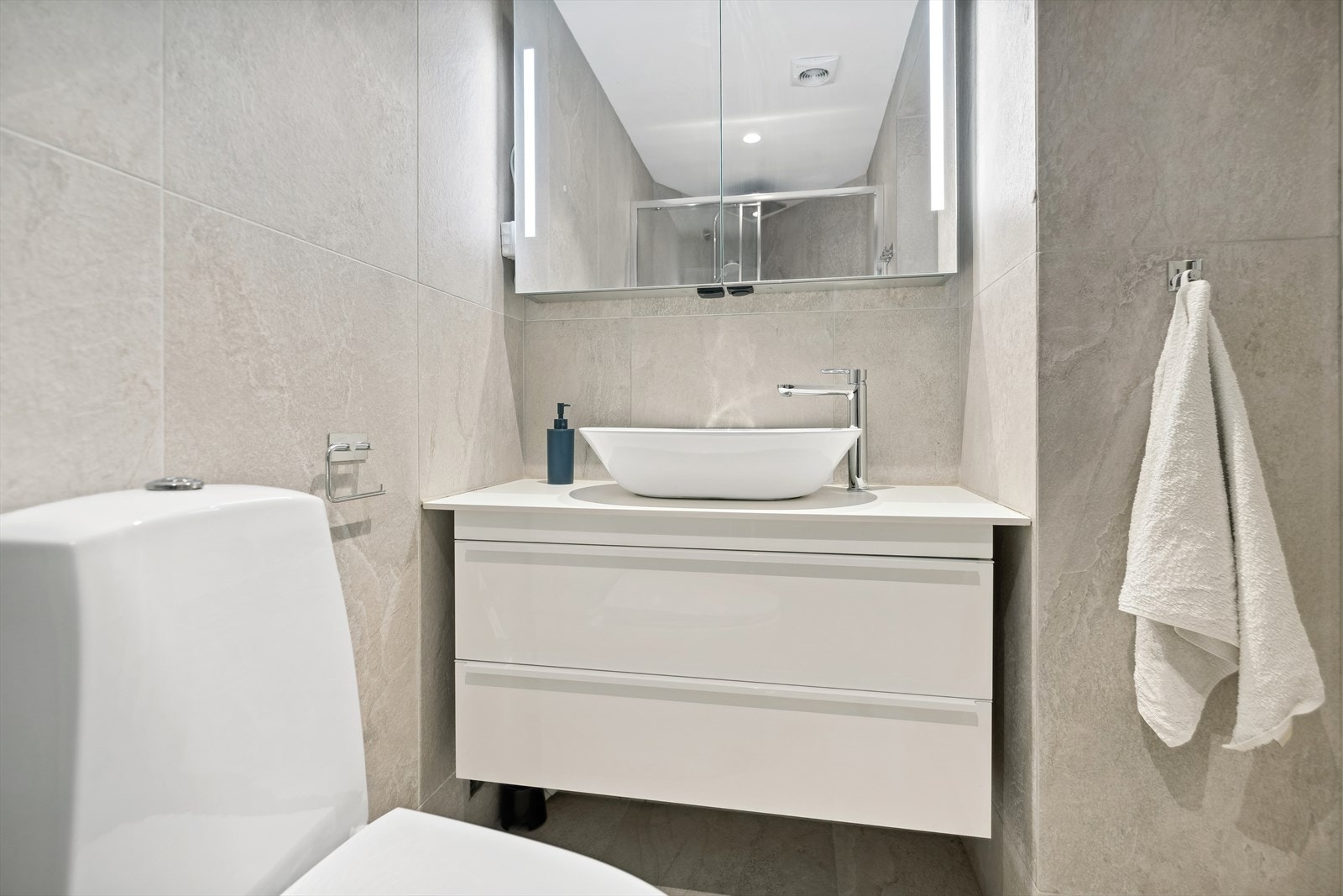 Delikat bad av god størrelse. Gulv- og veggflatene består av fliser. Det er elektriske varmekabler i gulvet. Galleribilde