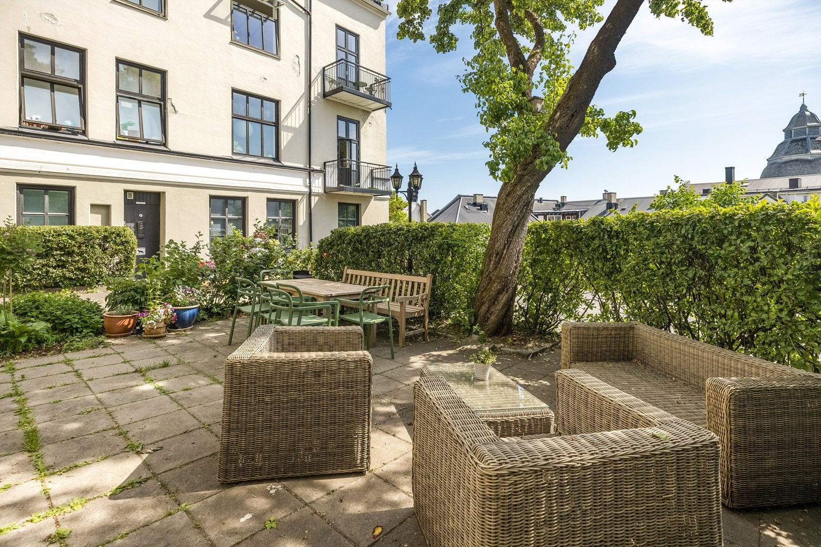 Borettslaget har en felles og særdeles trivelig bakgård, opparbeidet med beplantning, gamle pæretrær, sittegrupper m.m. Galleribilde