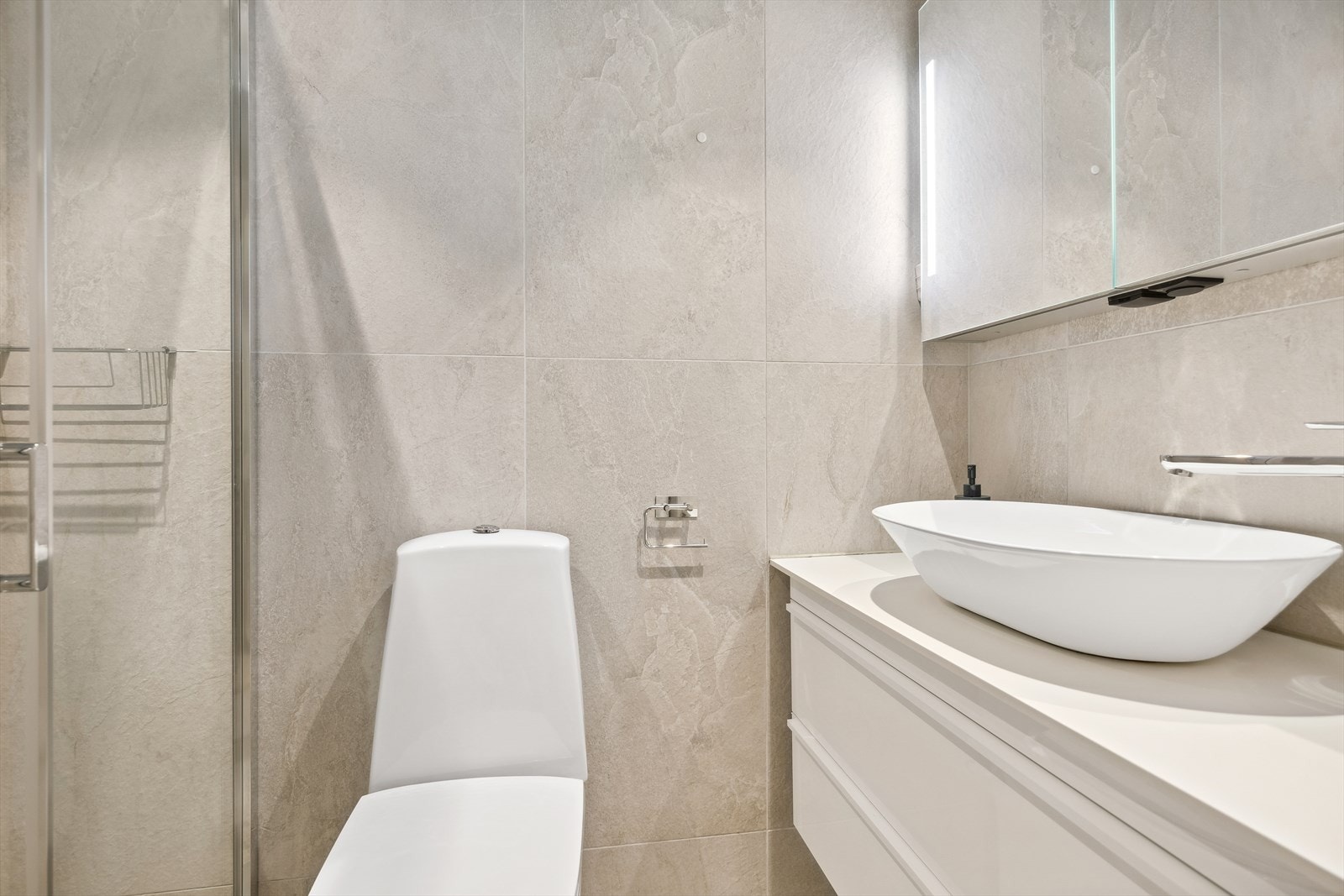 Badet ble pusset opp i 2017 med nye fliser (flis på flis), samt med nytt sanitærutstyr og innredning. Det er varmekabler i gulvet. Galleribilde