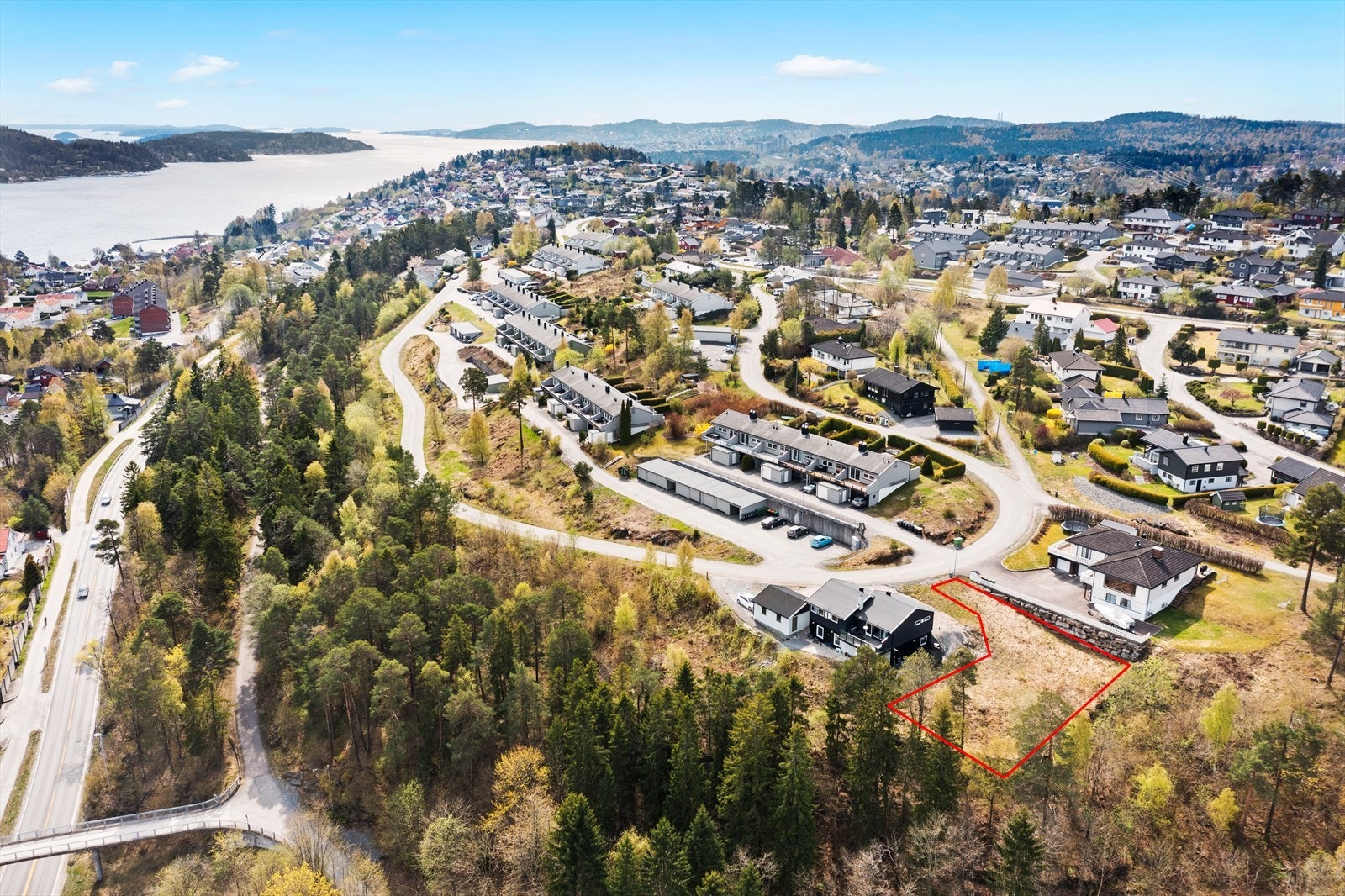 Dronefoto med ca. markering av eiendommen Galleribilde