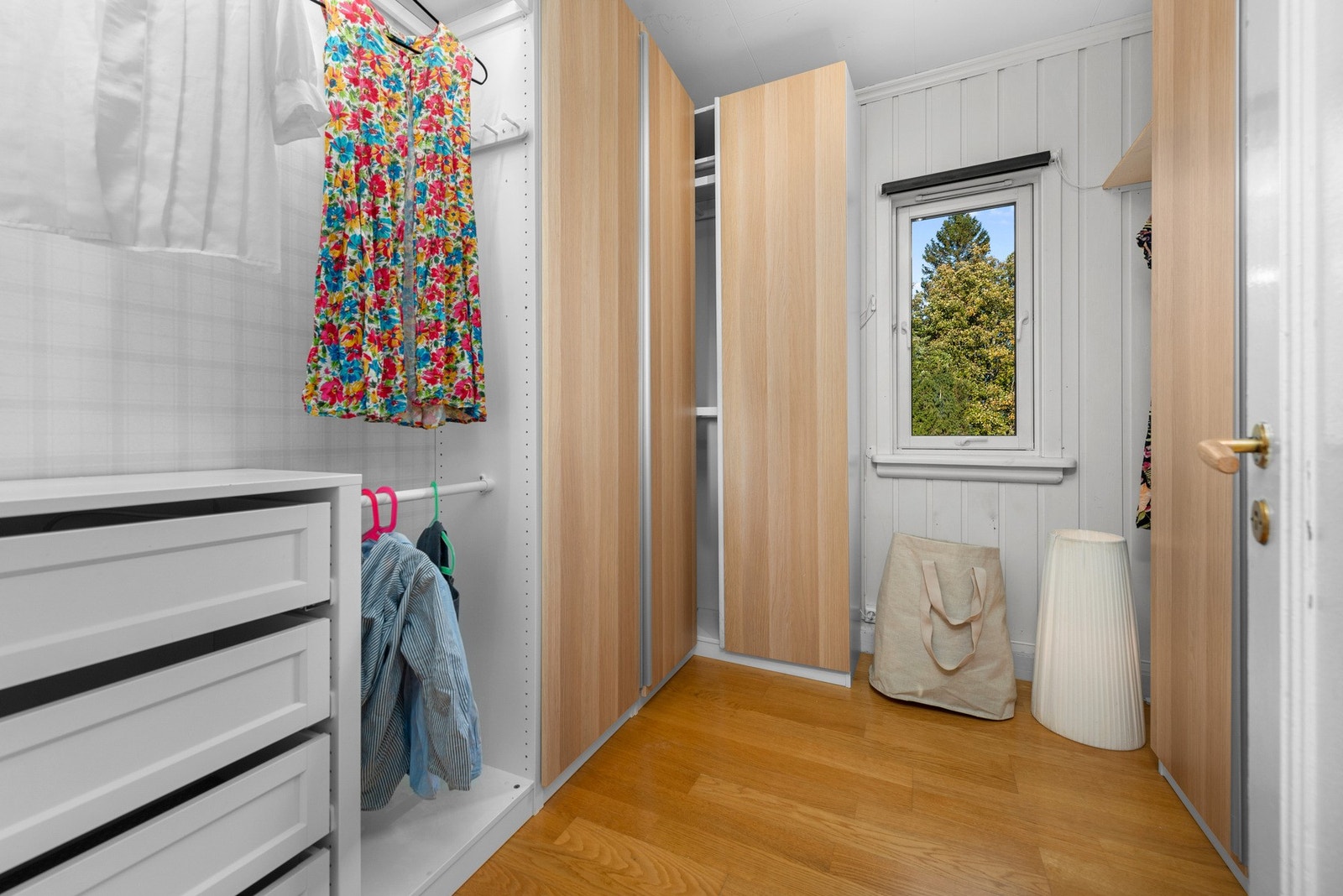 Omkledningsrom på 6m2 vegg i vegg med baderom. Galleribilde