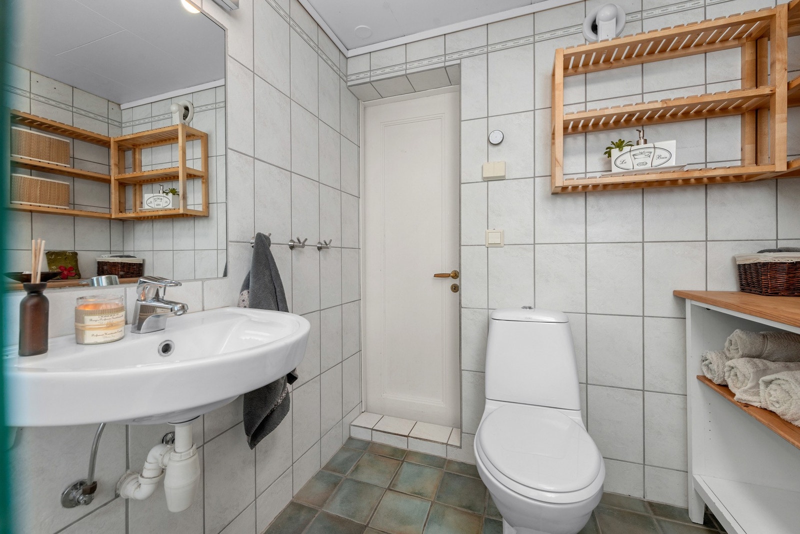 Baderommet inneholder servant, badekar og WC. Galleribilde