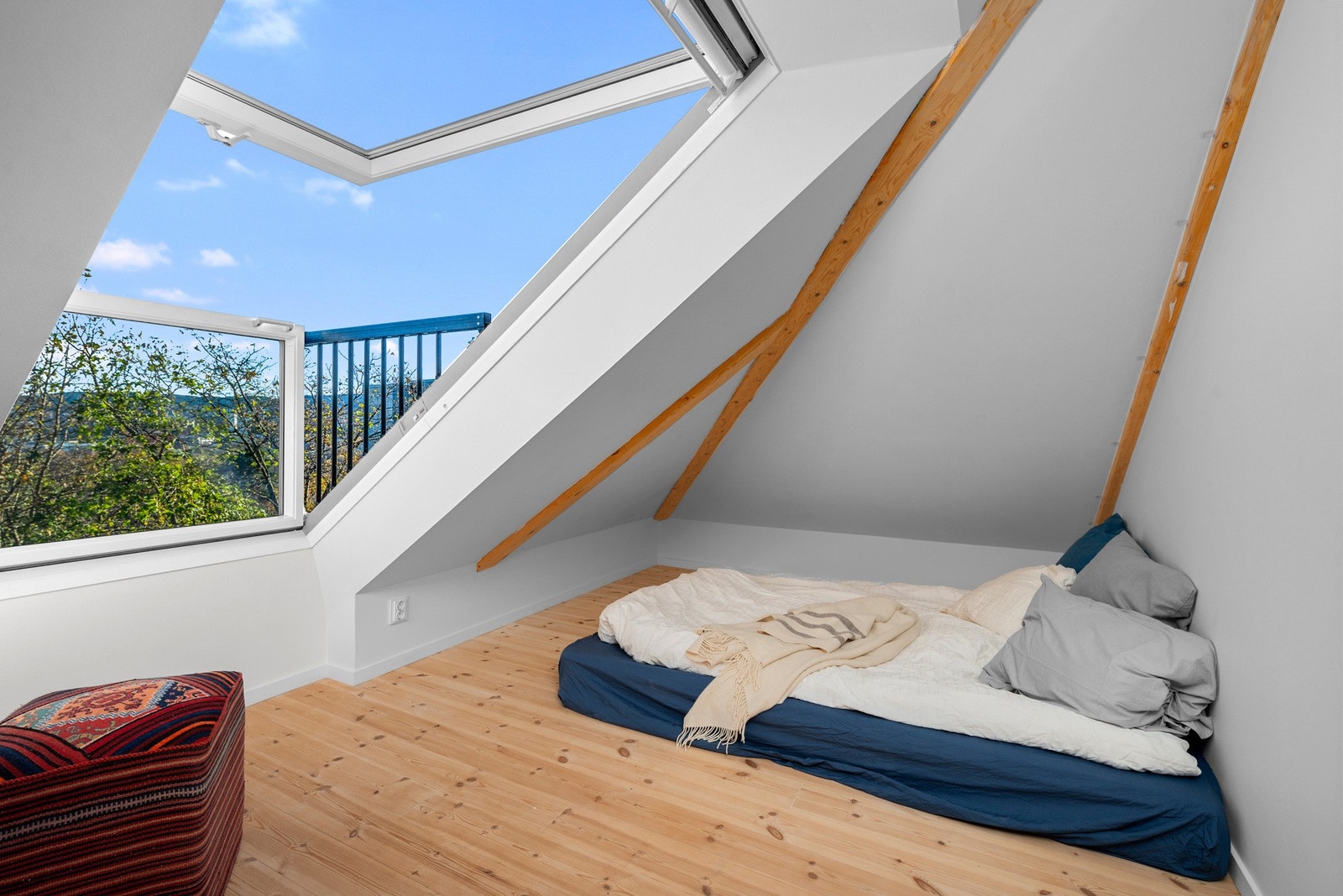 Fra rommet på loft som nyttes som soverom, nydelig utsikt mot byen herfra. Galleribilde